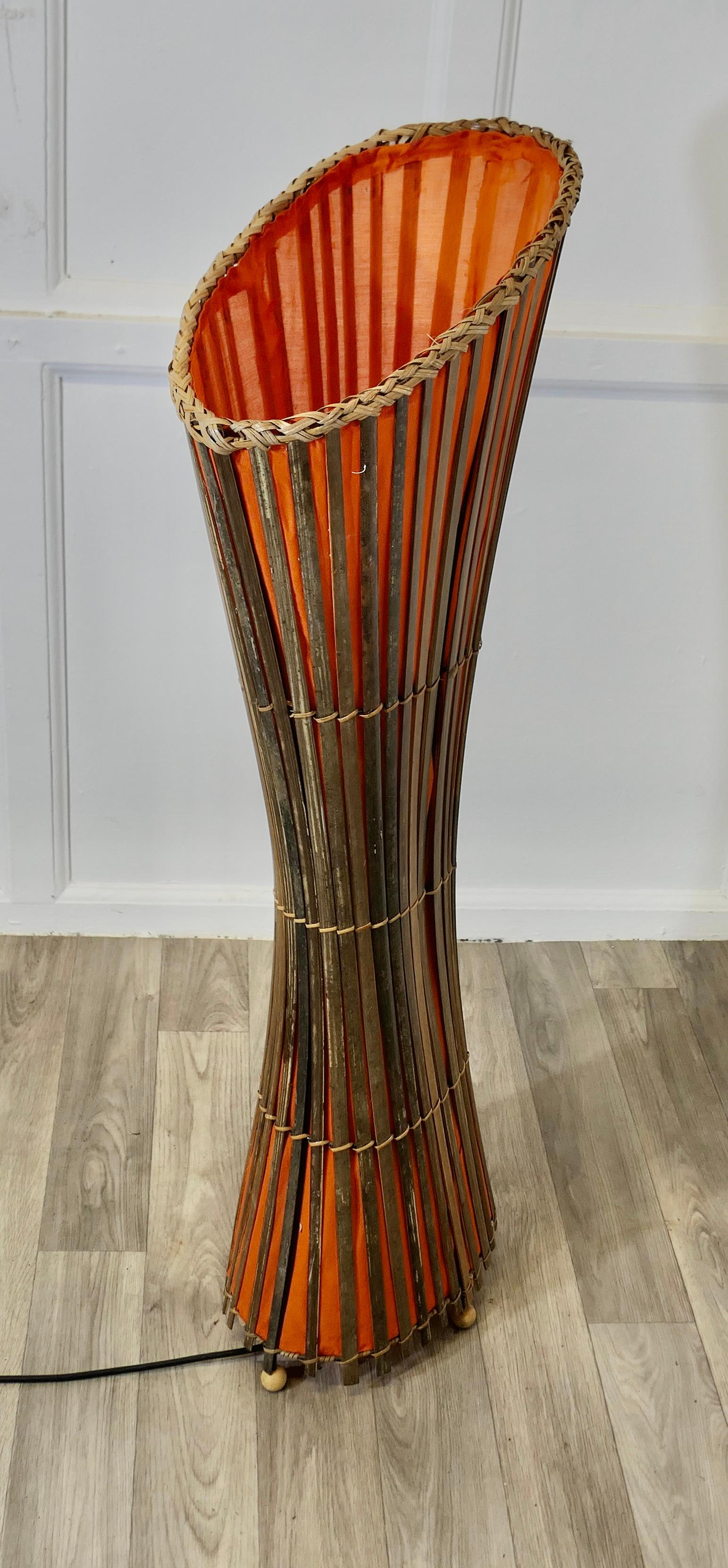 Lampadaire en bambou du milieu du 20e siècle, Retro Chic   Un lampadaire sculptural classique en vente 3