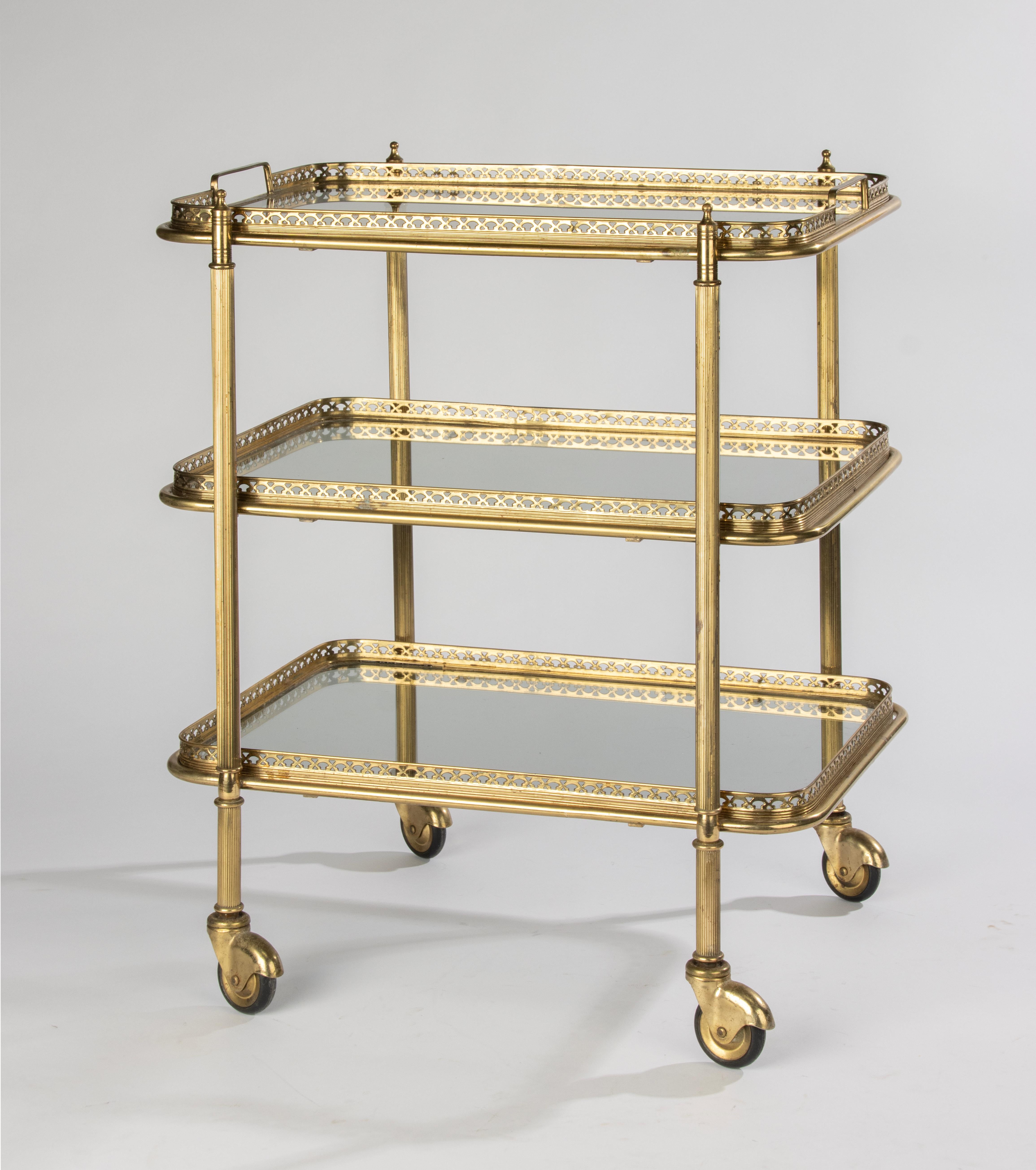 Ein schöner Vintage-Barwagen aus Messing und messingfarbenem Metall mit Ablagen aus Klarglas. 
Der Barwagen ist in gutem Zustand mit geringen Alters- und Gebrauchsspuren. 
Die Konstruktion ist gut, sie ist robust und stabil. 

Der Wagen ist