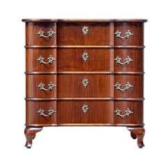 Commode en noyer d'inspiration baroque du milieu du XXe siècle