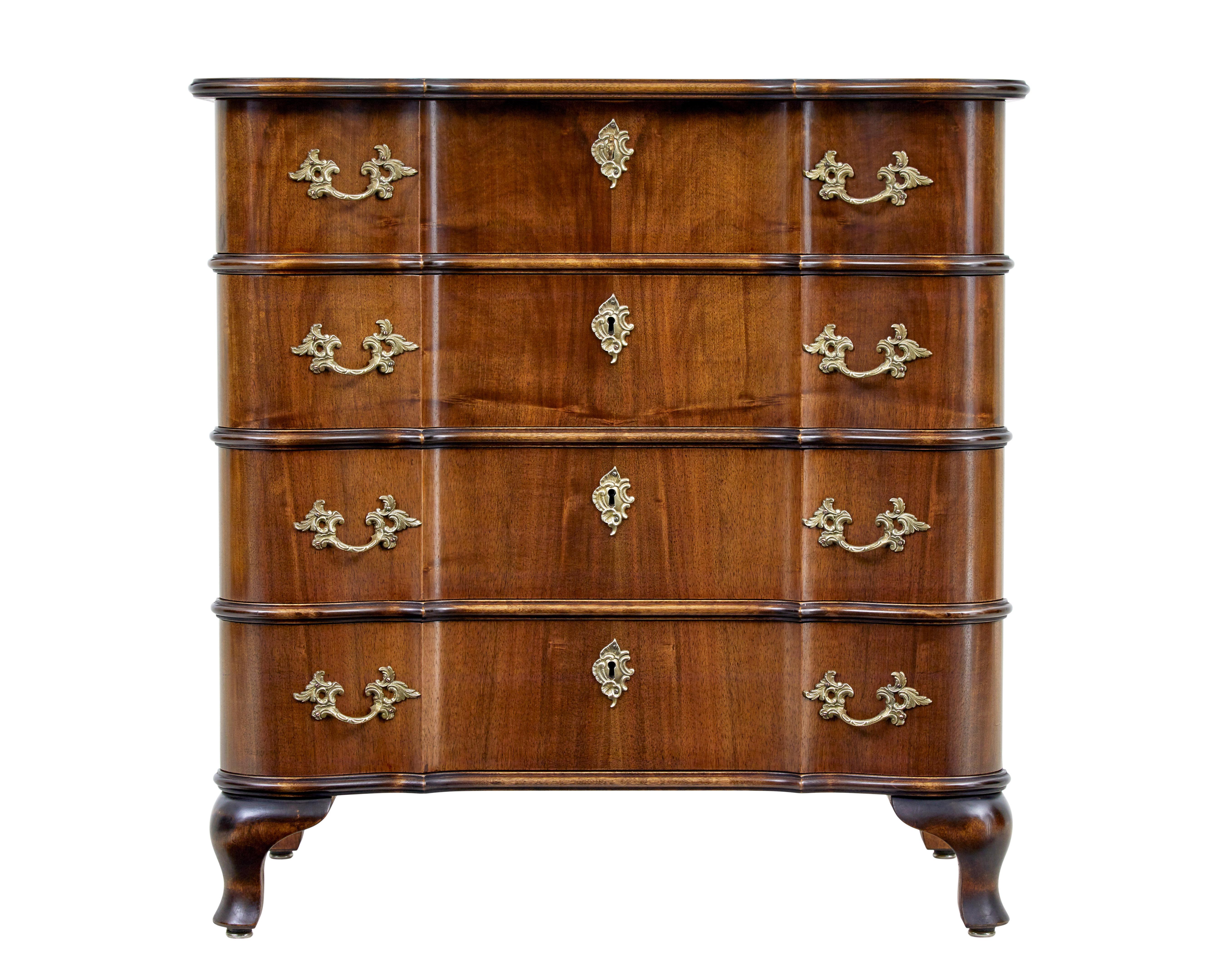Cassettiera in noce di ispirazione barocca della metà del XX secolo, circa 1950.

Elegante commode in noce a forma di serpentina di piccole proporzioni.

Cassettiera a 4 cassetti con frontali e top sagomati.  Dotato di maniglie e piastre di ottone