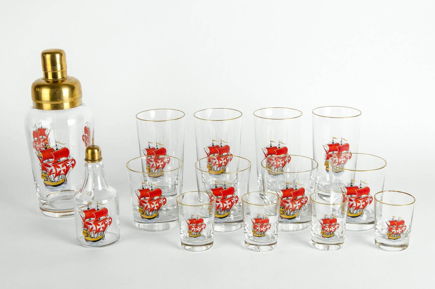 Service de 14 shakers à cocktail du milieu du 20e siècle avec des détails de conception de voiliers rouges et un dessus garni d'or. Chaque pièce est en excellent état vintage. Usure mineure correspondant à l'âge/à l'utilisation. L'agitateur mesure 9