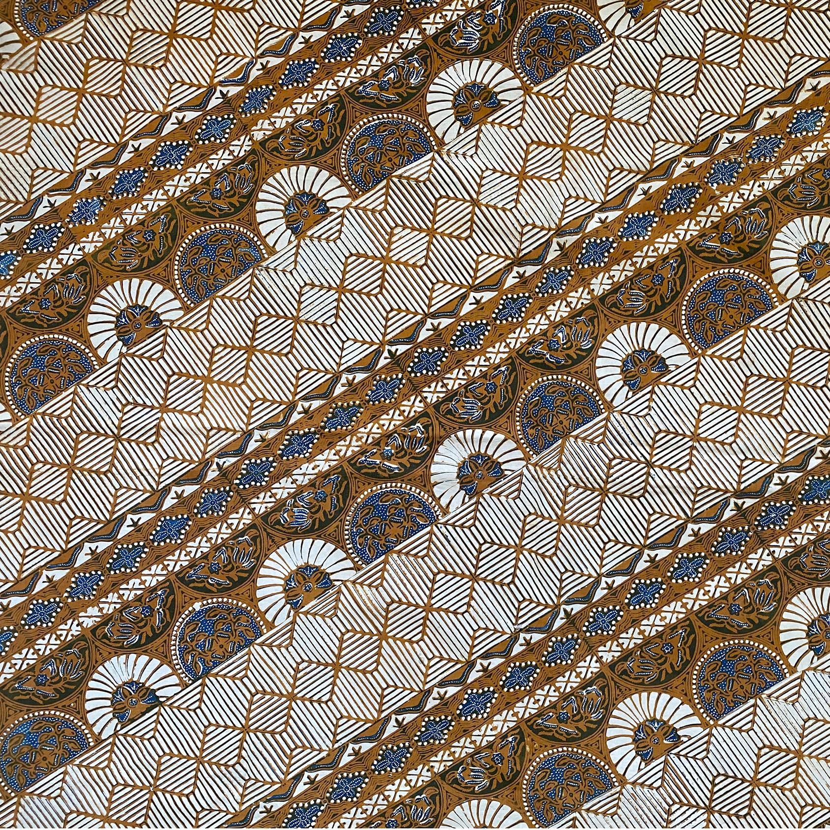 Batik, Kain, Hüfttuch-Kleidungsstück, Java, Mitte des 20. Jahrhunderts. Wird sowohl von Männern als auch von Frauen getragen. Schwarz, blau, soga-braun und ecru. Die Designs werden mit der Wachsresistfärbemethode aufgebracht.
Typisch für die in