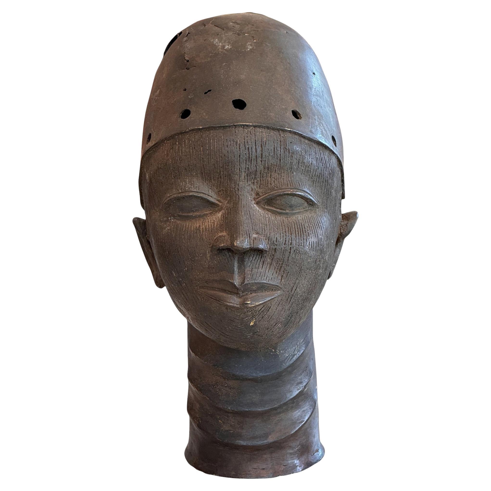 Escultura de cabeza estilo Benin de mediados del siglo XX