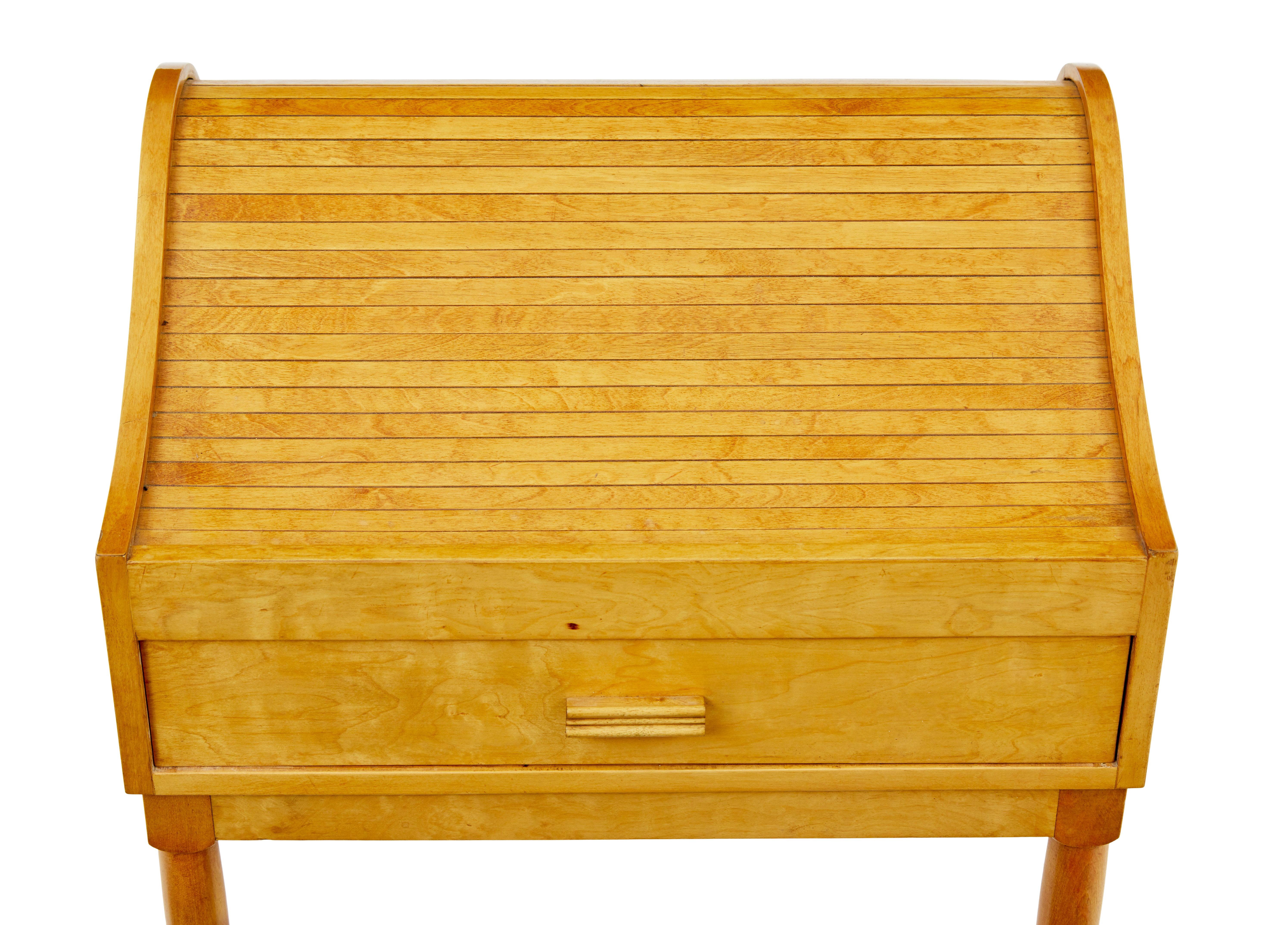Insolite table de couture scandinave en bouleau sur pied circa 1950.

Dessus en forme de tambour qui s'ouvre lorsque le tiroir est ouvert.  La partie supérieure est équipée de 20 compartiments de profondeur variable.  Tiroir équipé de 3