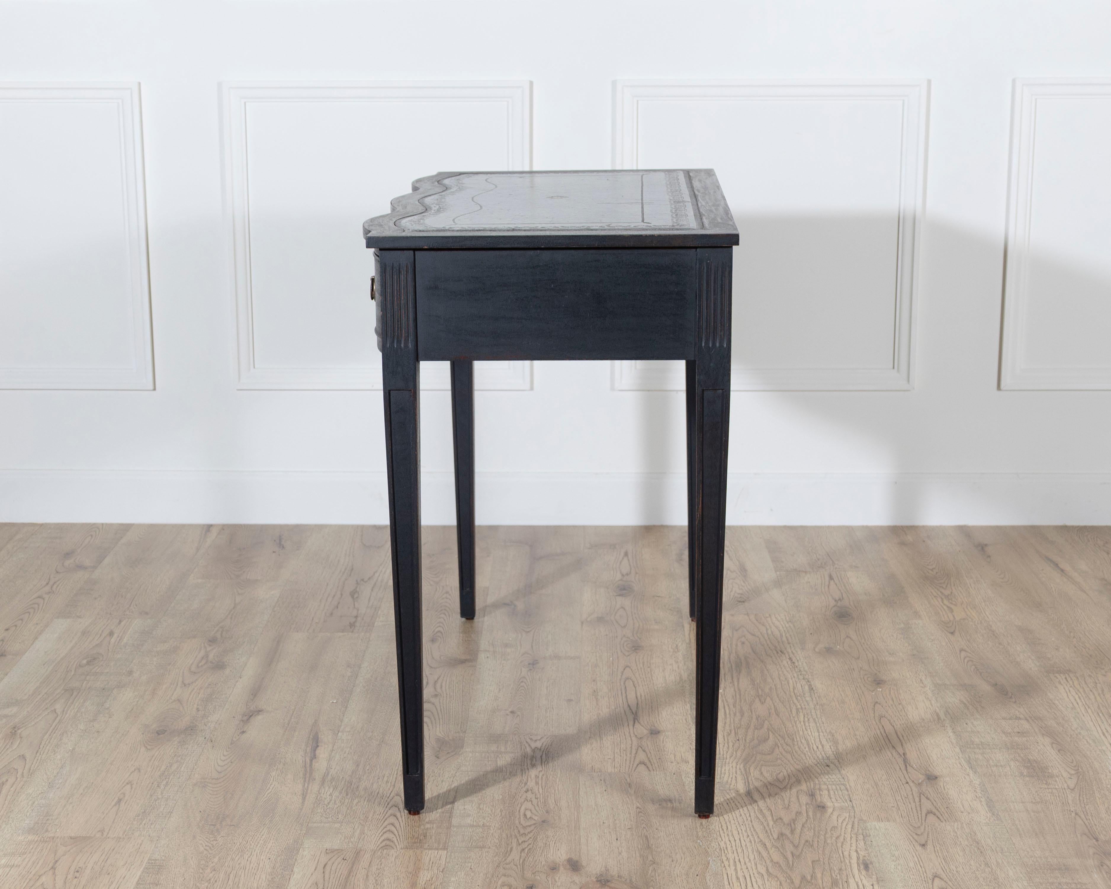 Mid-20th Century Black Console Desk with Curved Front and Original Leather Top en vente 4