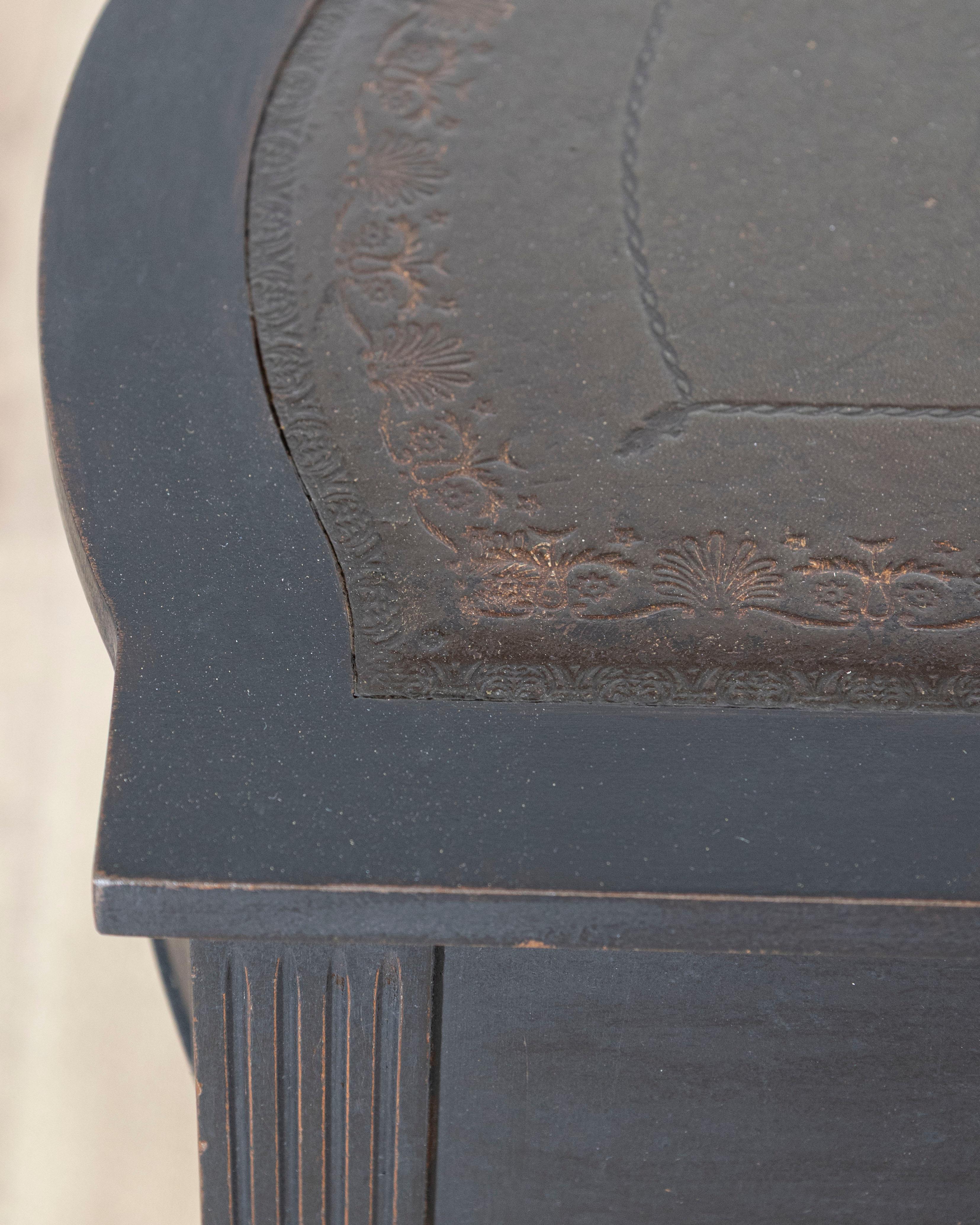 Mid-20th Century Black Console Desk with Curved Front and Original Leather Top en vente 5