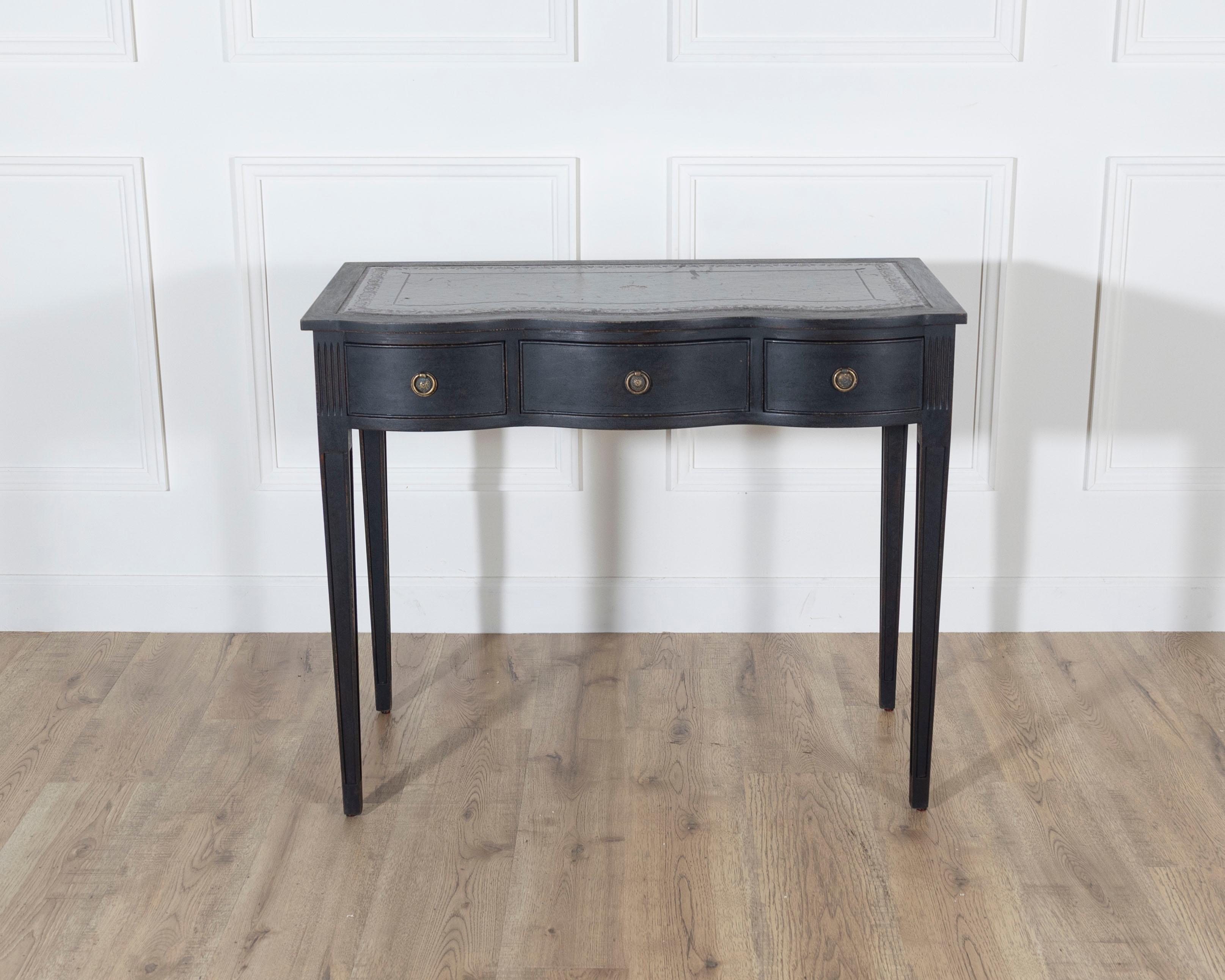 Danois Mid-20th Century Black Console Desk with Curved Front and Original Leather Top en vente