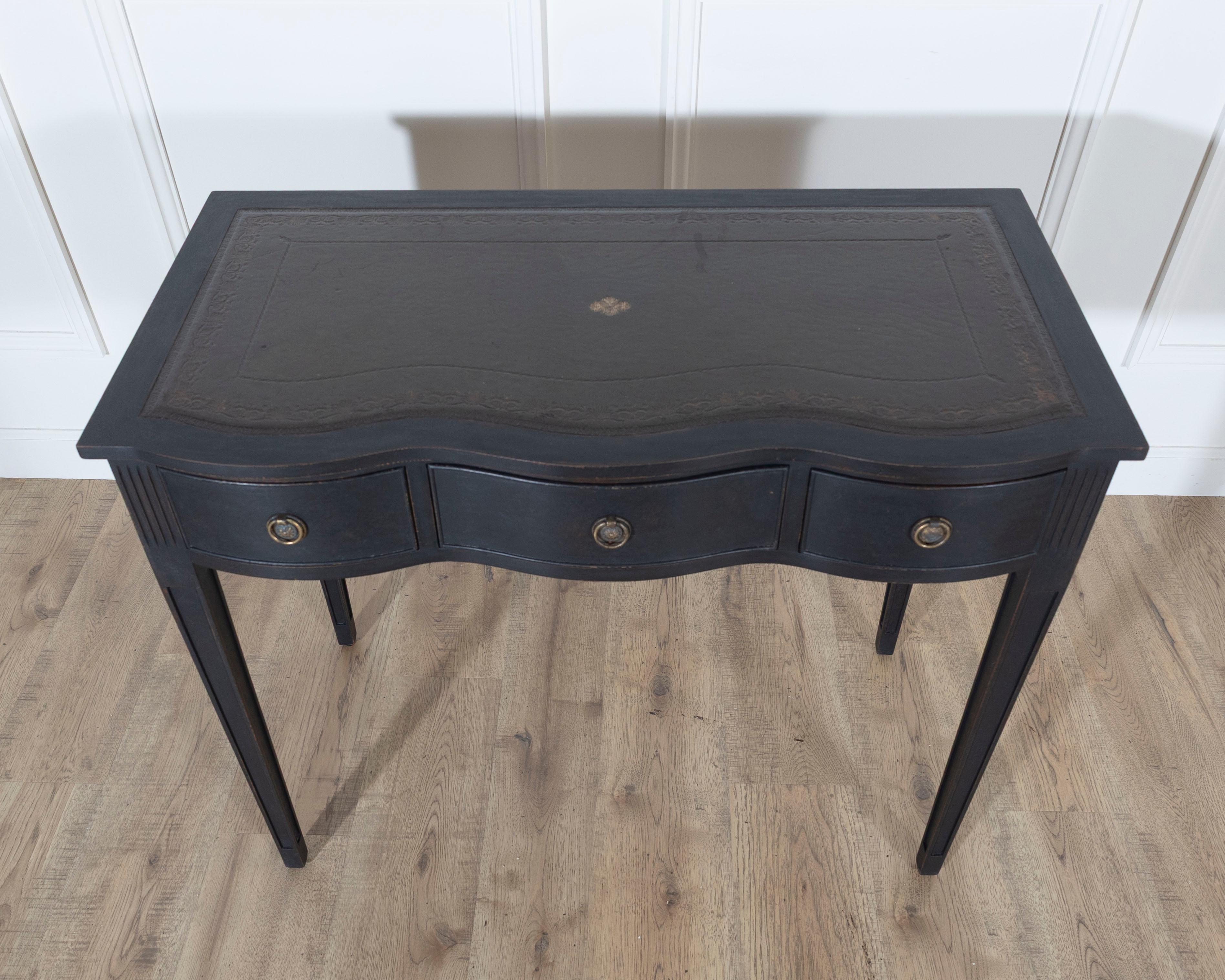 Mid-20th Century Black Console Desk with Curved Front and Original Leather Top Bon état - En vente à Atlanta, GA