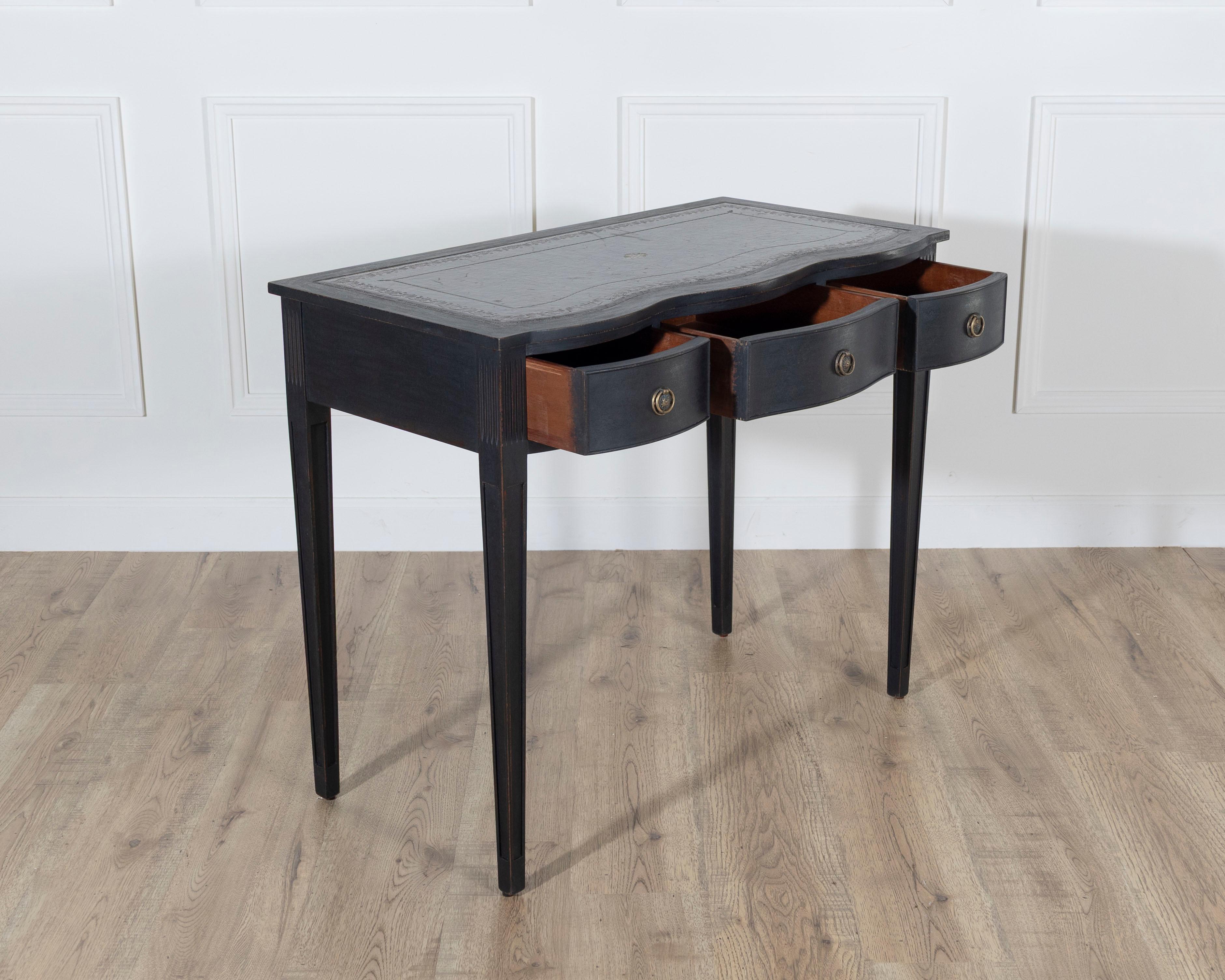 Cuir Mid-20th Century Black Console Desk with Curved Front and Original Leather Top en vente