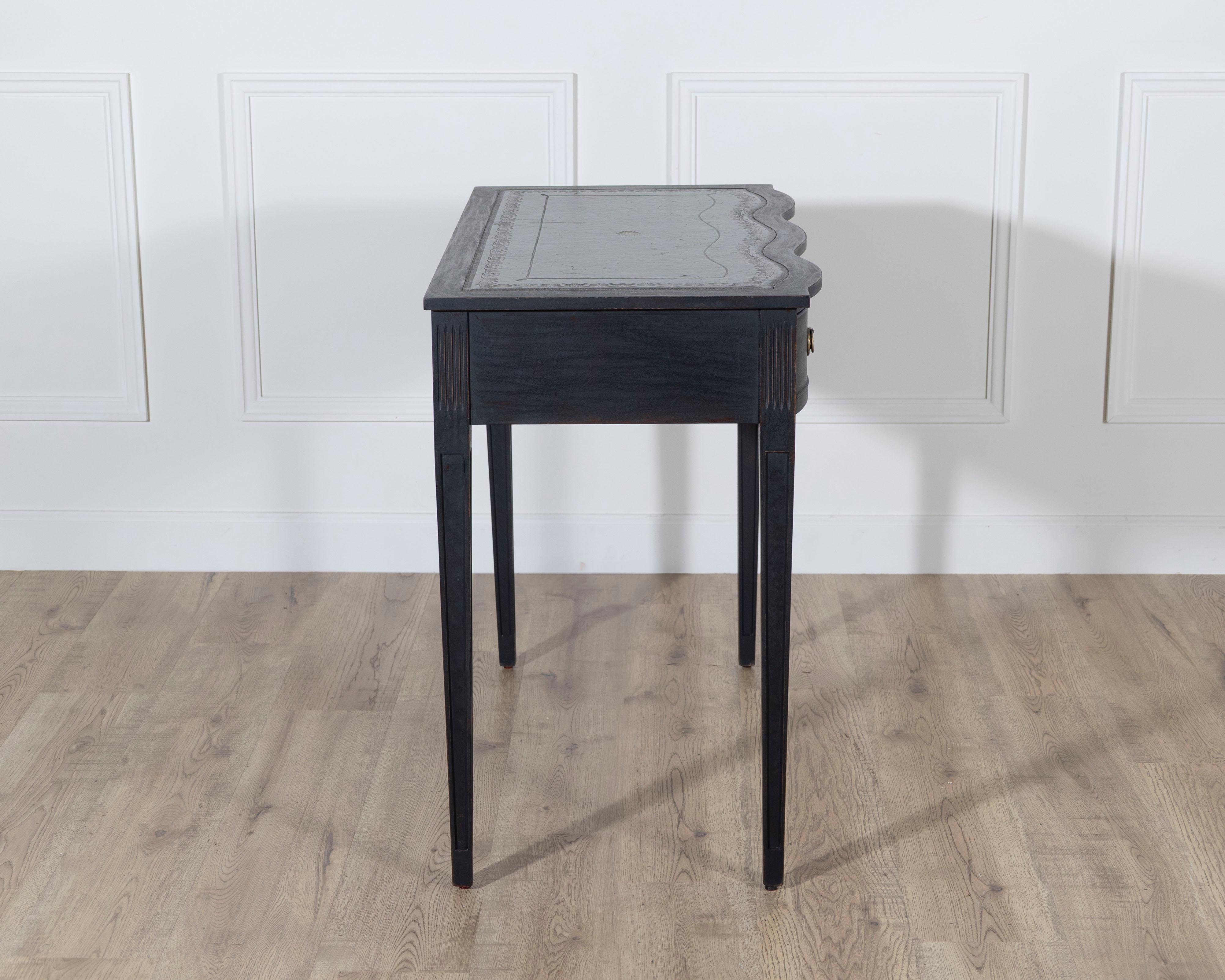 Mid-20th Century Black Console Desk with Curved Front and Original Leather Top en vente 1