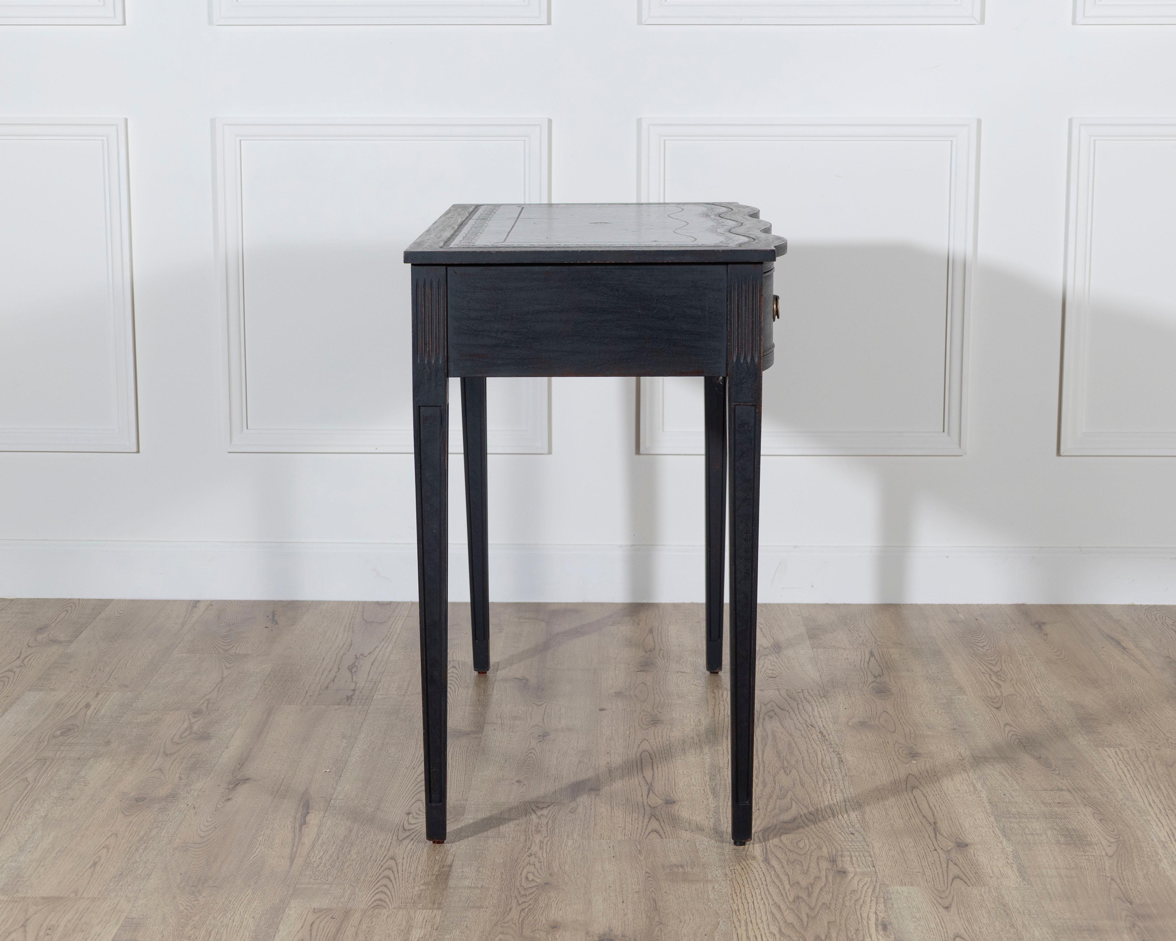 Mid-20th Century Black Console Desk with Curved Front and Original Leather Top en vente 2