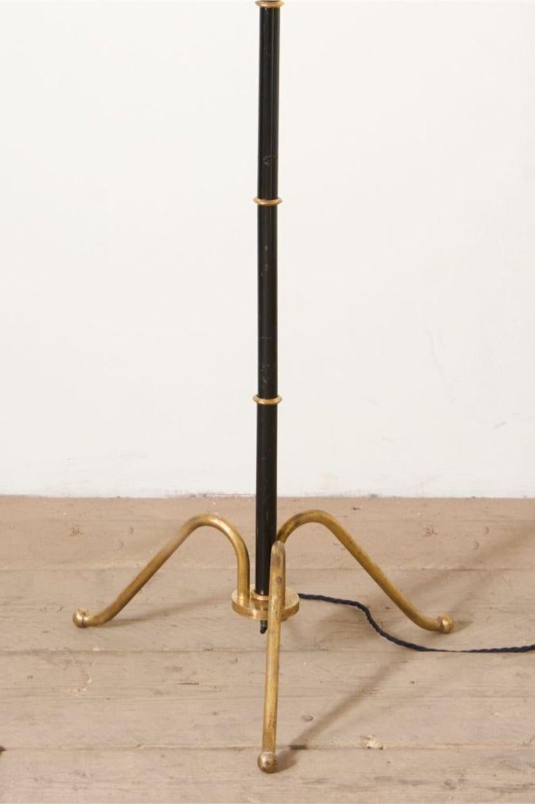 Questa è una splendida lampada da terra francese della metà del XX secolo. Realizzato in ottone con corpo in smalto nero e gli anelli in ottone sono un ottimo dettaglio. Gambe triformi in ottone e proporzioni eleganti. 

Tutti cablati per l'uso nel