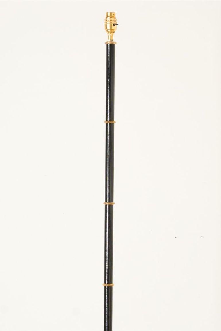 Lampada da terra in ottone e smalto nero della metà del XX secolo In condizioni ottime in vendita a Malton, GB