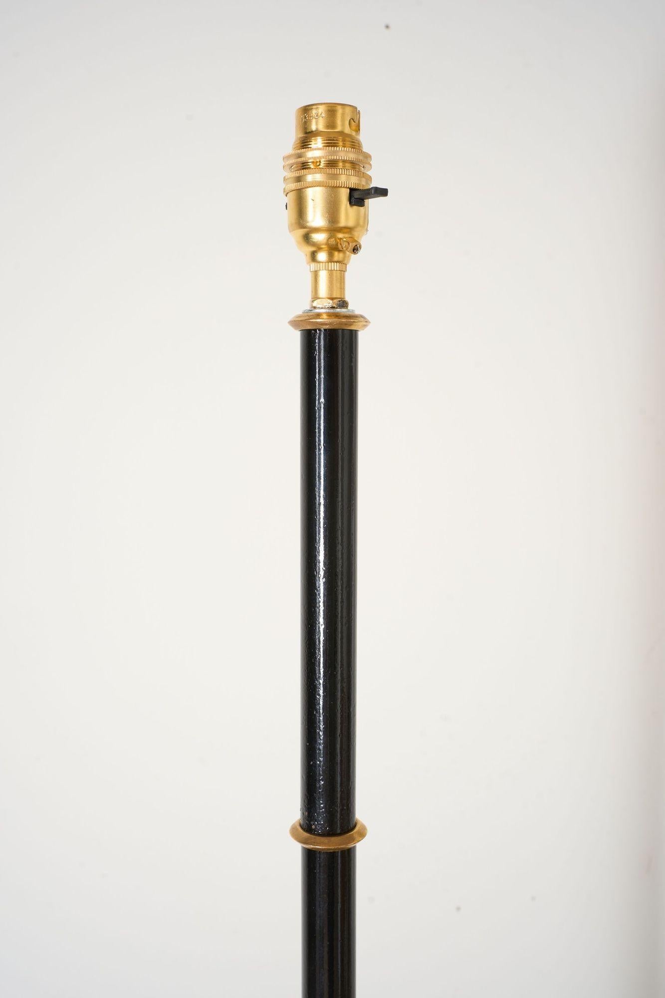 Lampada da terra in ottone e smalto nero della metà del XX secolo in vendita 2