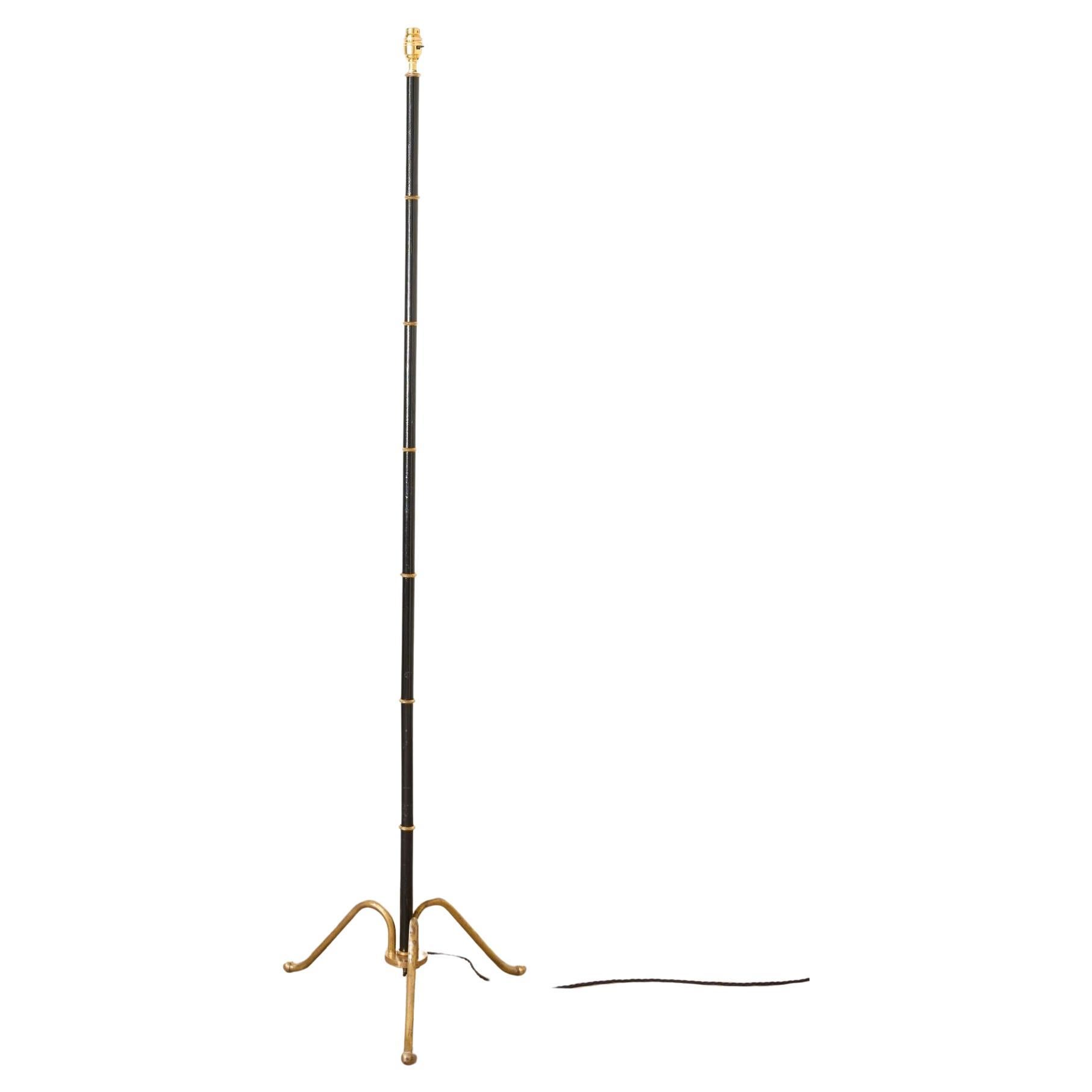 Lampada da terra in ottone e smalto nero della metà del XX secolo