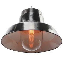 Lampada a sospensione industriale con smalto nero e top in ottone della metà del XX secolo