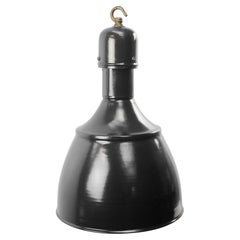 Mid-20th Century Black Enamel Suspension Light with Brass Top (Lampe pendante en émail noir avec couvercle en laiton)