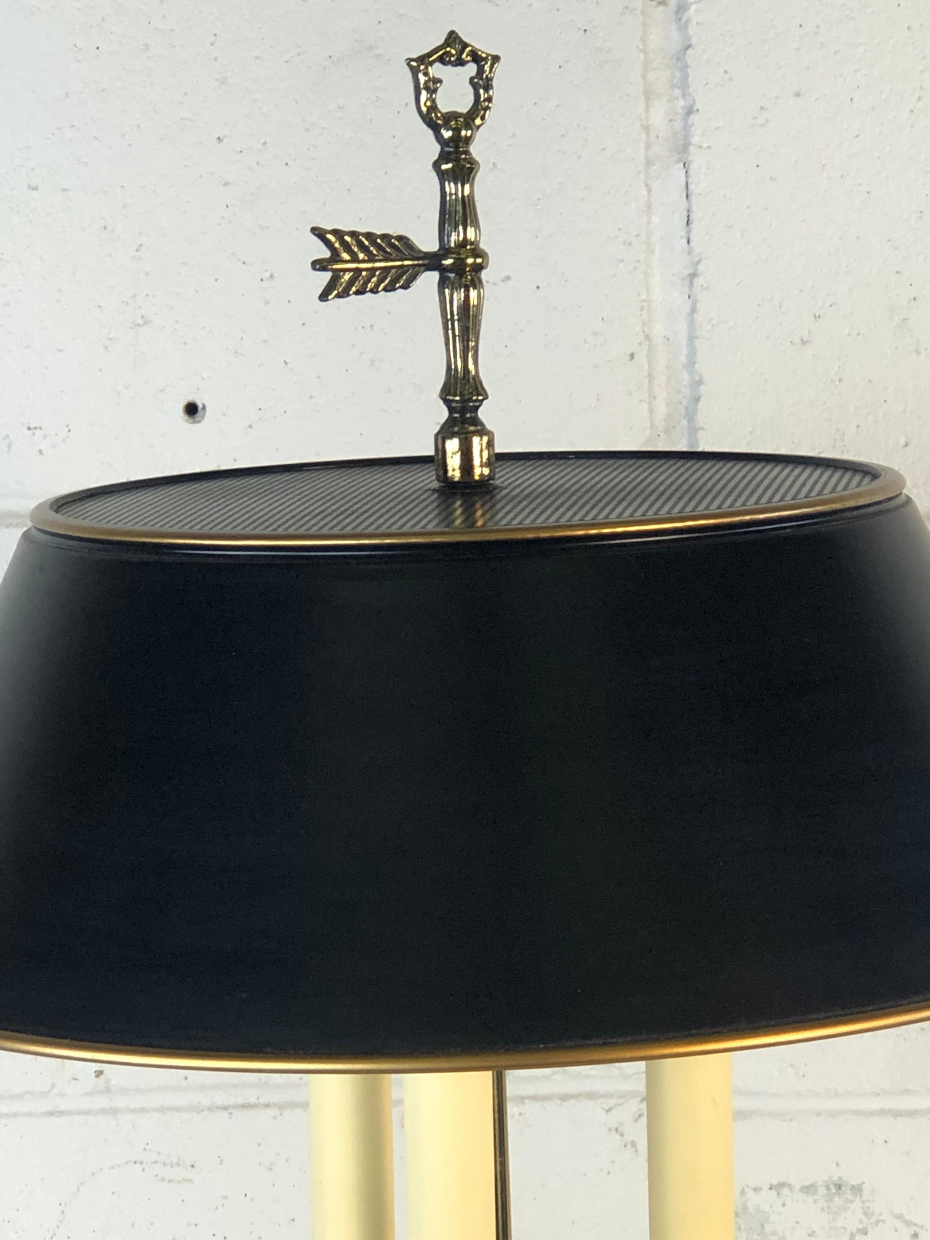 Mitte des 20. Jahrhunderts Schwarz und Gold Metall Bouillotte Tischlampe (Moderne der Mitte des Jahrhunderts)
