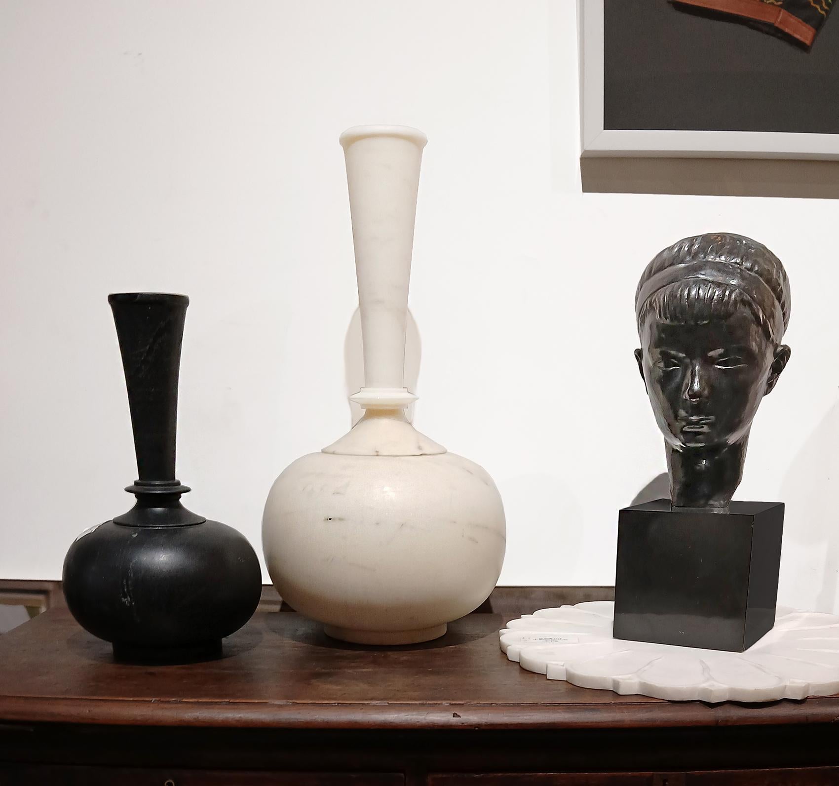 Jarrón de mármol negro de mediados del siglo XX en venta 12