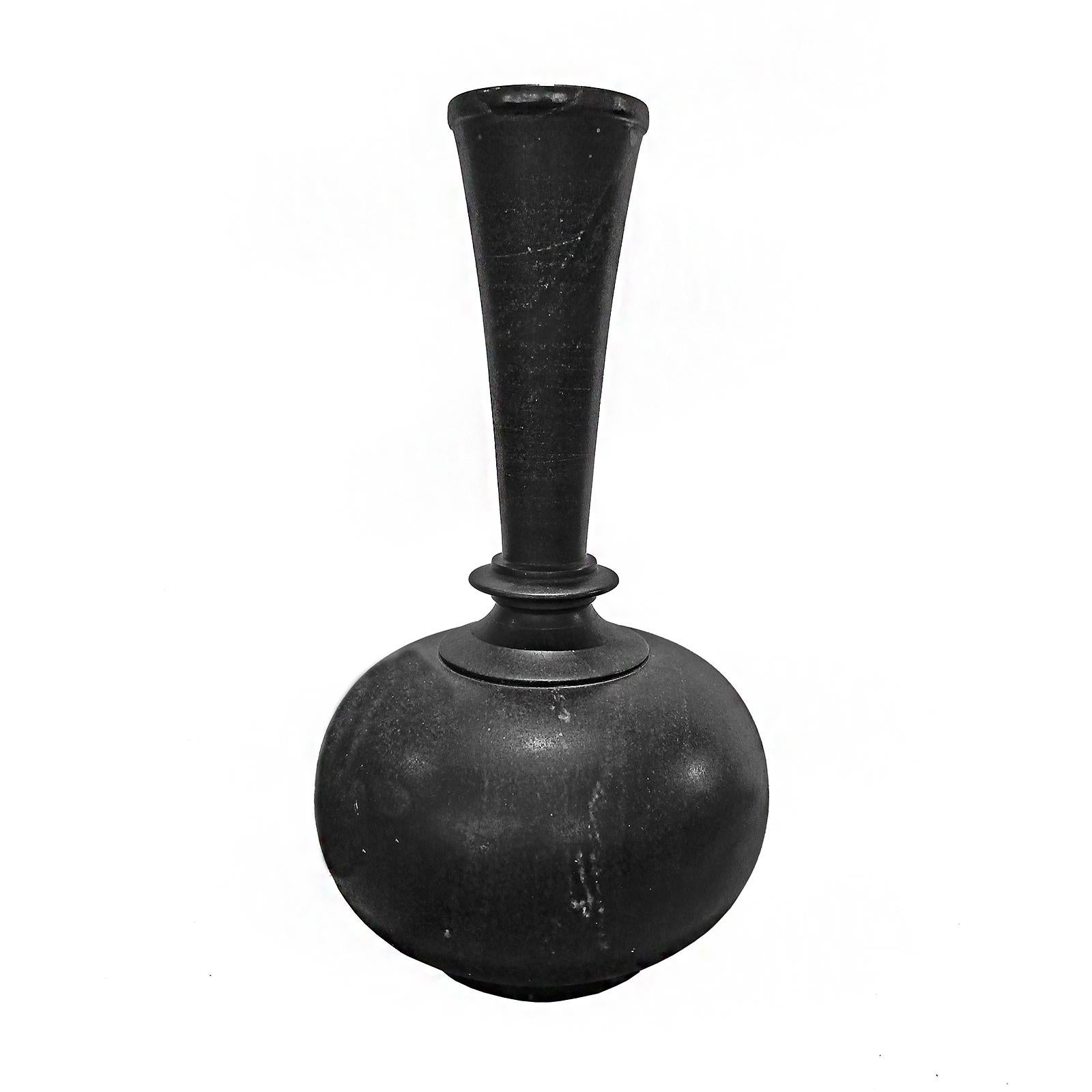 Jarrón de mármol negro, tallado a mano en la India, hacia 1960. 

18 pulgadas de alto, 7,5 pulgadas de diámetro. Cuello estriado. Líneas limpias, sencillas y elegantes. 
Mármol muy liso, sin grandes vetas. 

La decoración de la base del cuello tiene