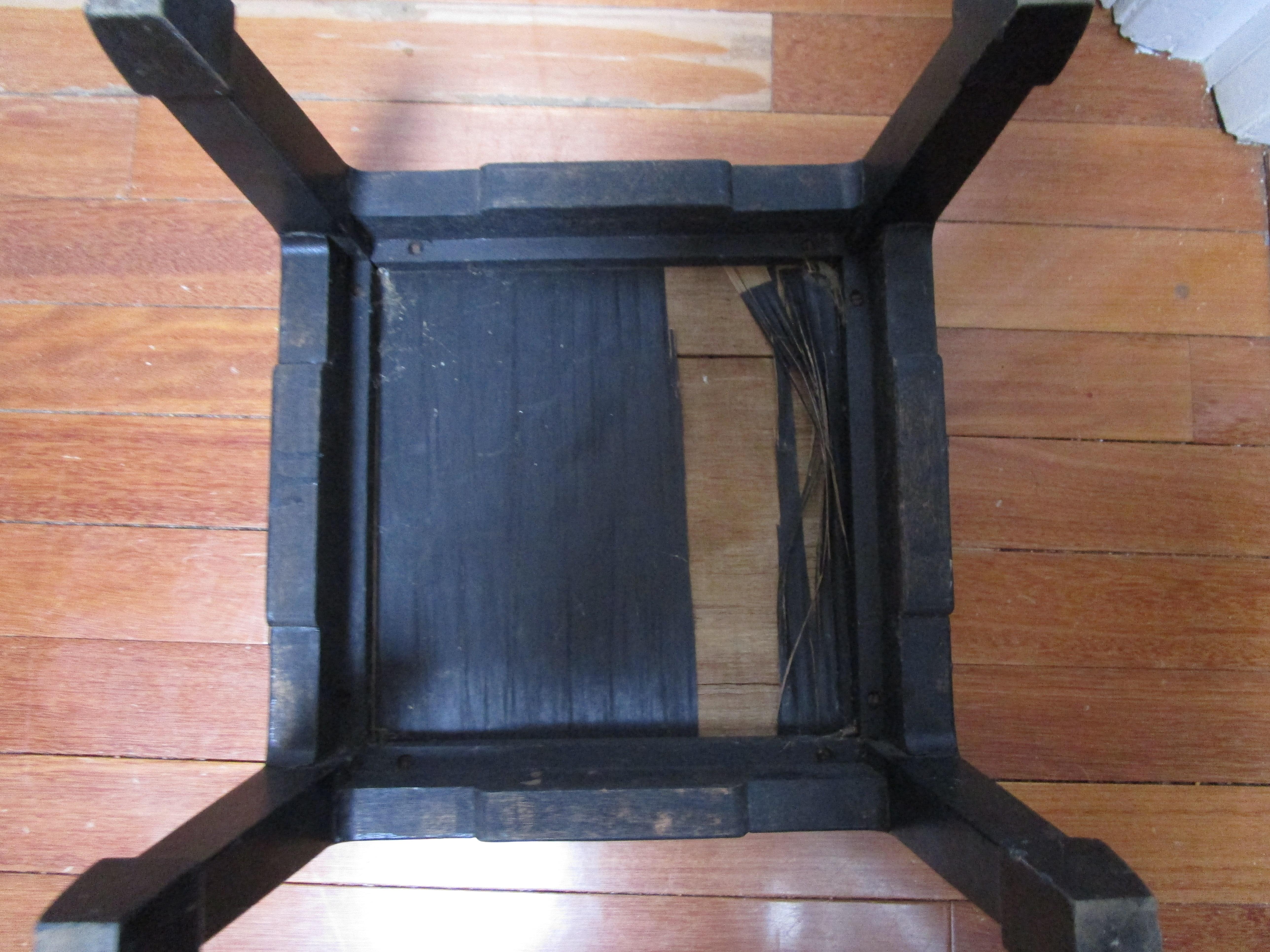 Mitte des 20. Jahrhunderts Fußstütze oder niedriger Beistelltisch aus schwarzem Holz mit gedrechselten Ming-Füßen (Chinesischer Export) im Angebot
