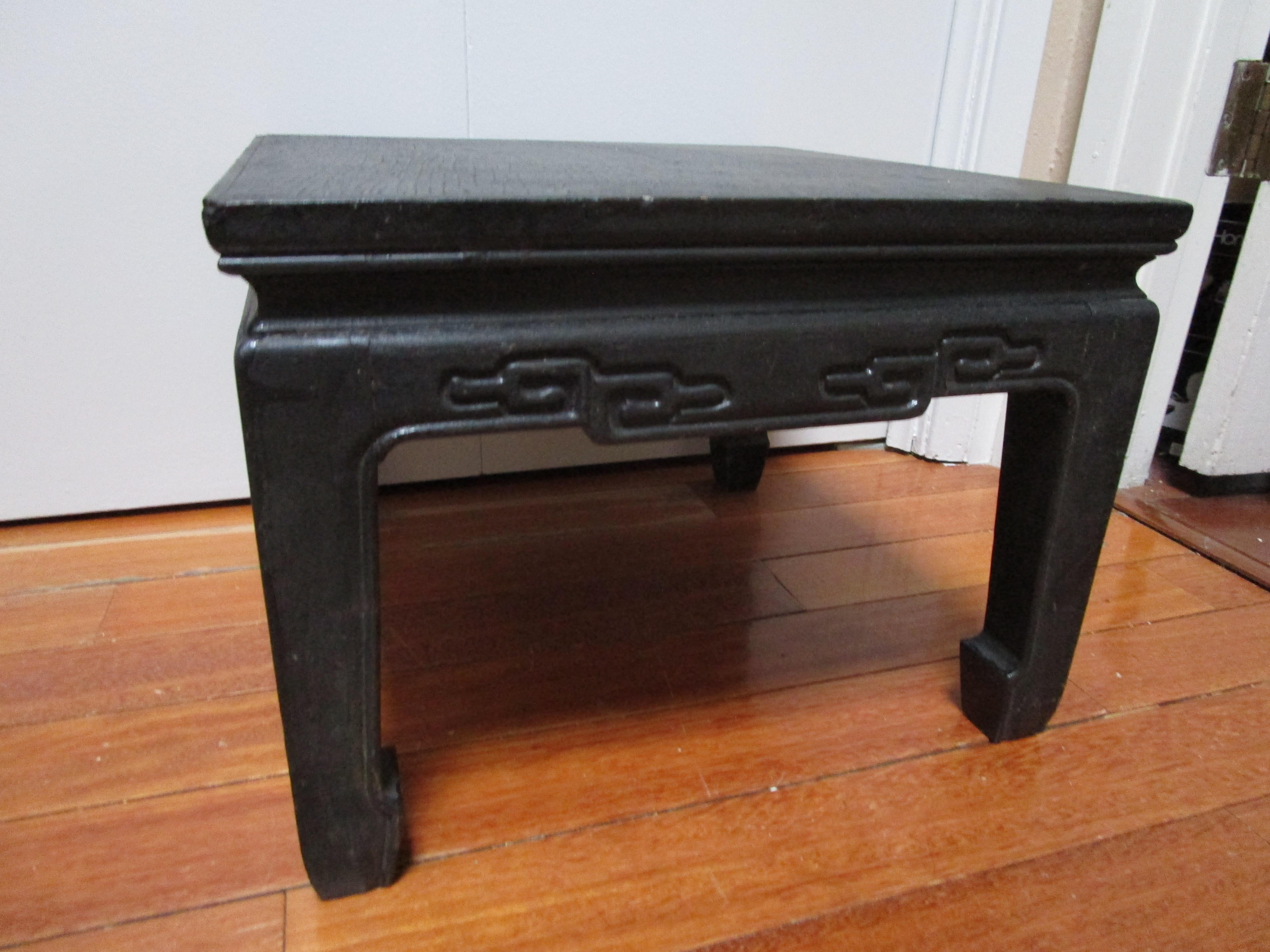 Chinese Mid-20th Century Black Wood Foot Rest or Low Side Table with Turned Ming Feet For Sale