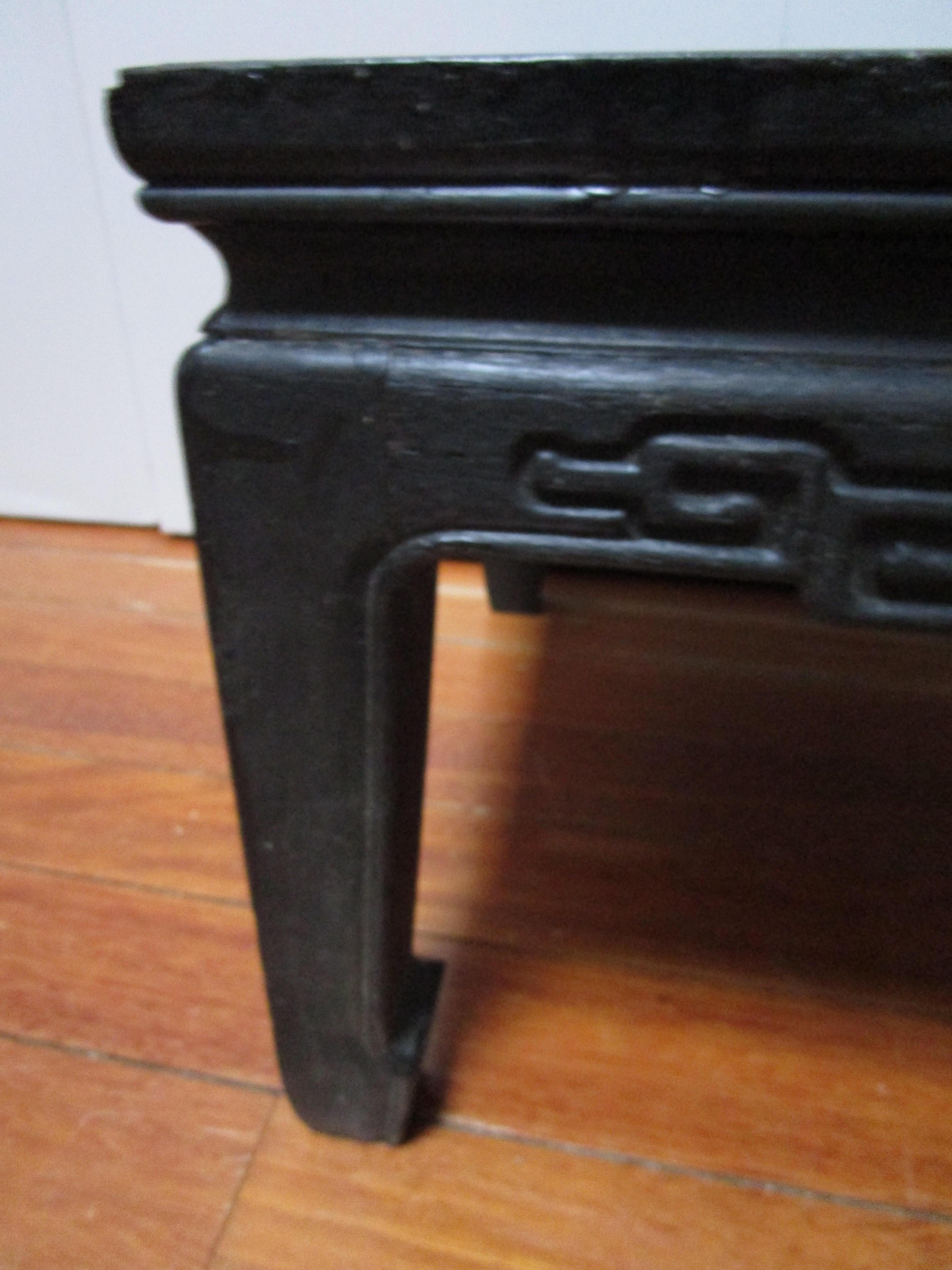 Mitte des 20. Jahrhunderts Fußstütze oder niedriger Beistelltisch aus schwarzem Holz mit gedrechselten Ming-Füßen im Angebot 1