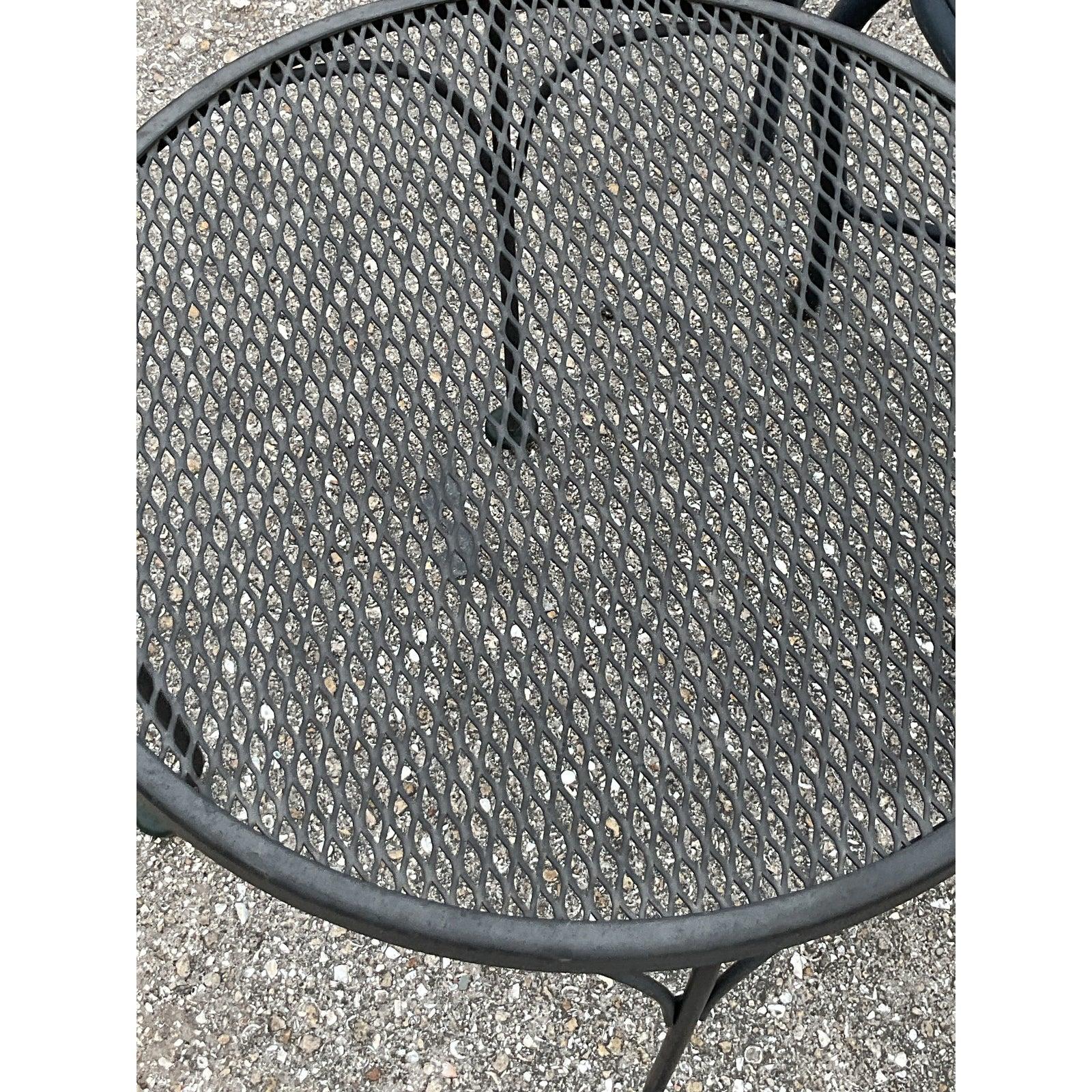 Intemporalmente elegante y arquitectónicamente llamativa, esta mesa de comedor vintage de hierro forjado de la modernidad de mediados de siglo es un guiño clásico a los icónicos diseños de Russell Woodard. Con un tablero de malla bellamente