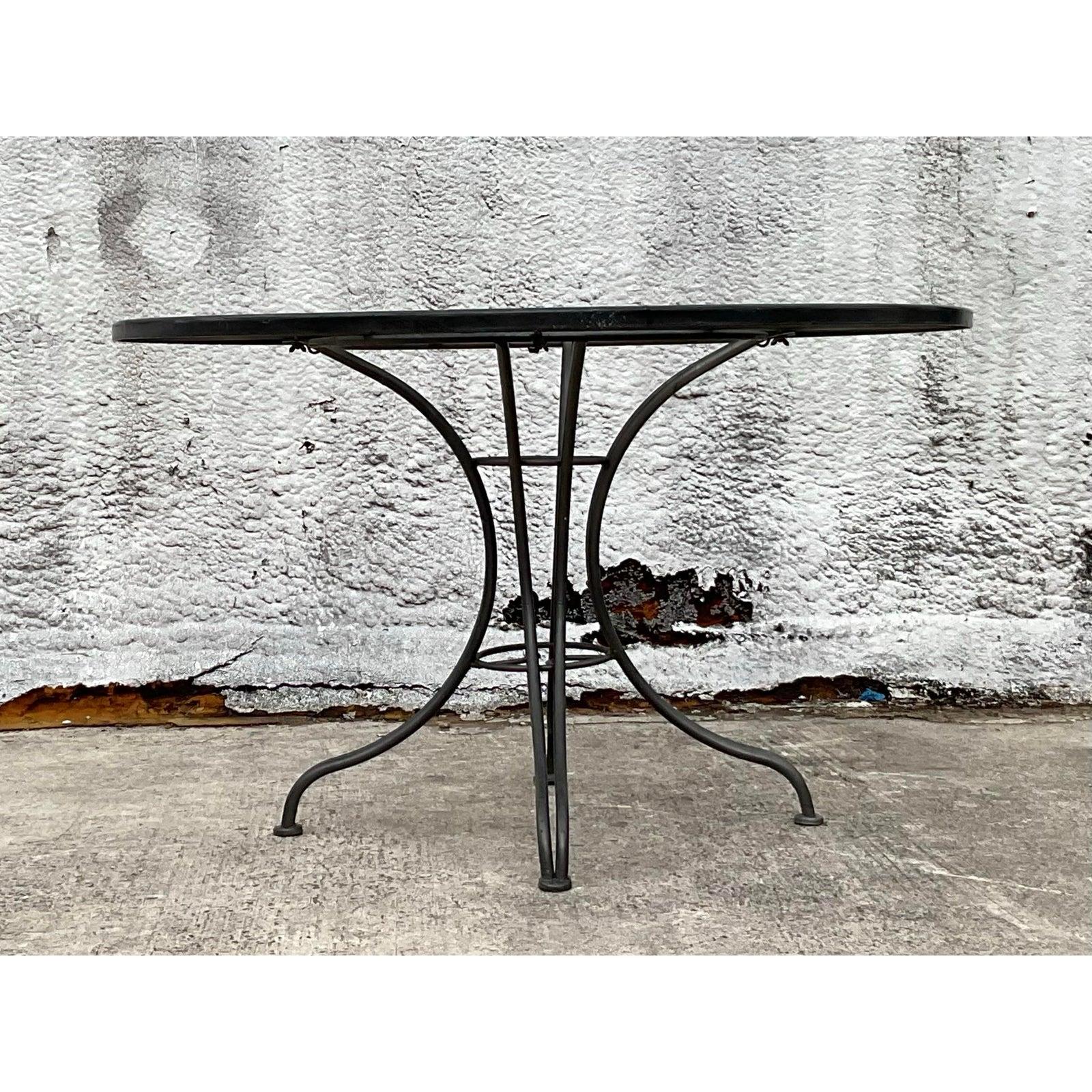 Mesa de comedor de hierro forjado negro de mediados del siglo XX según Russell Woodard Industrial en venta