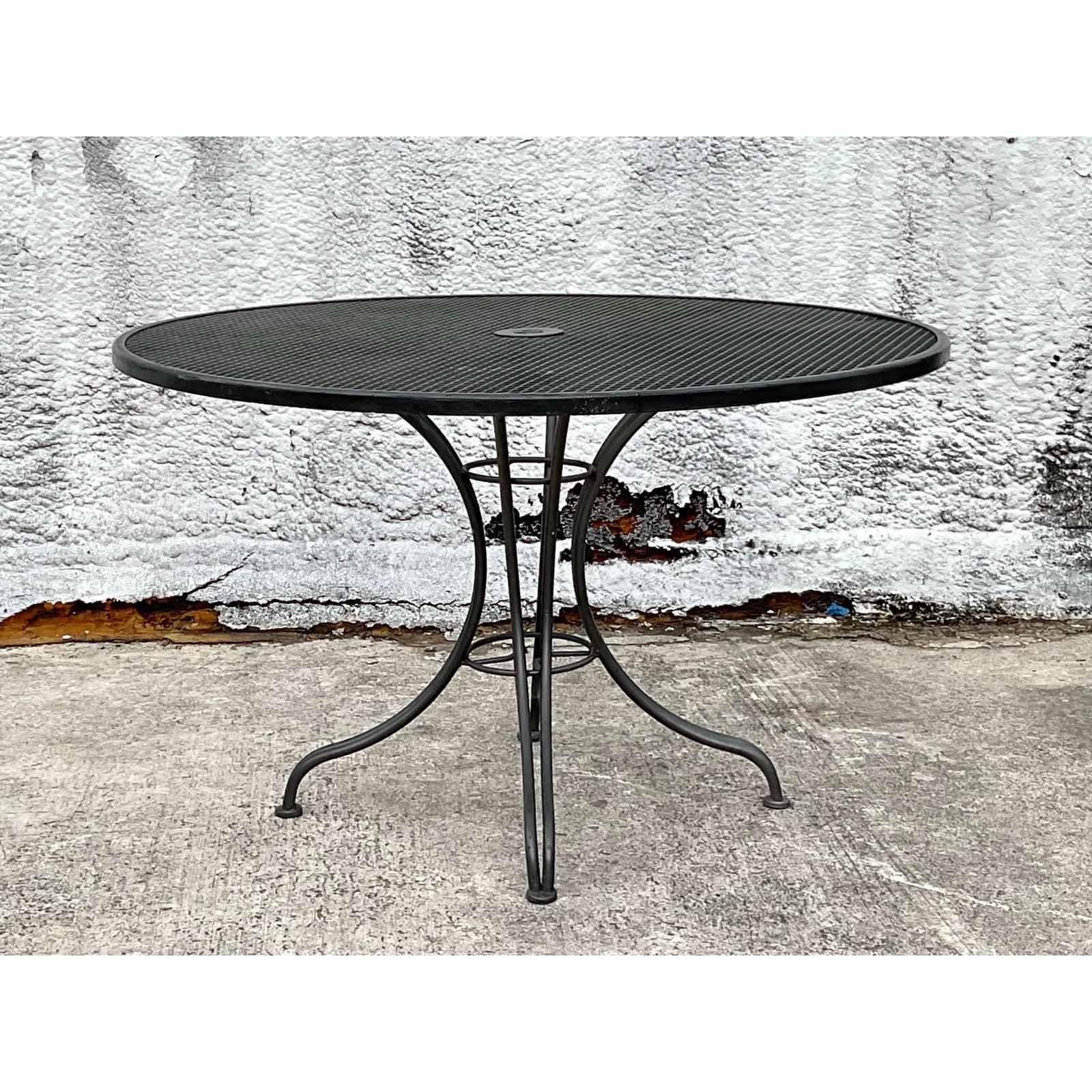 Mesa de comedor de hierro forjado negro de mediados del siglo XX según Russell Woodard Estadounidense en venta