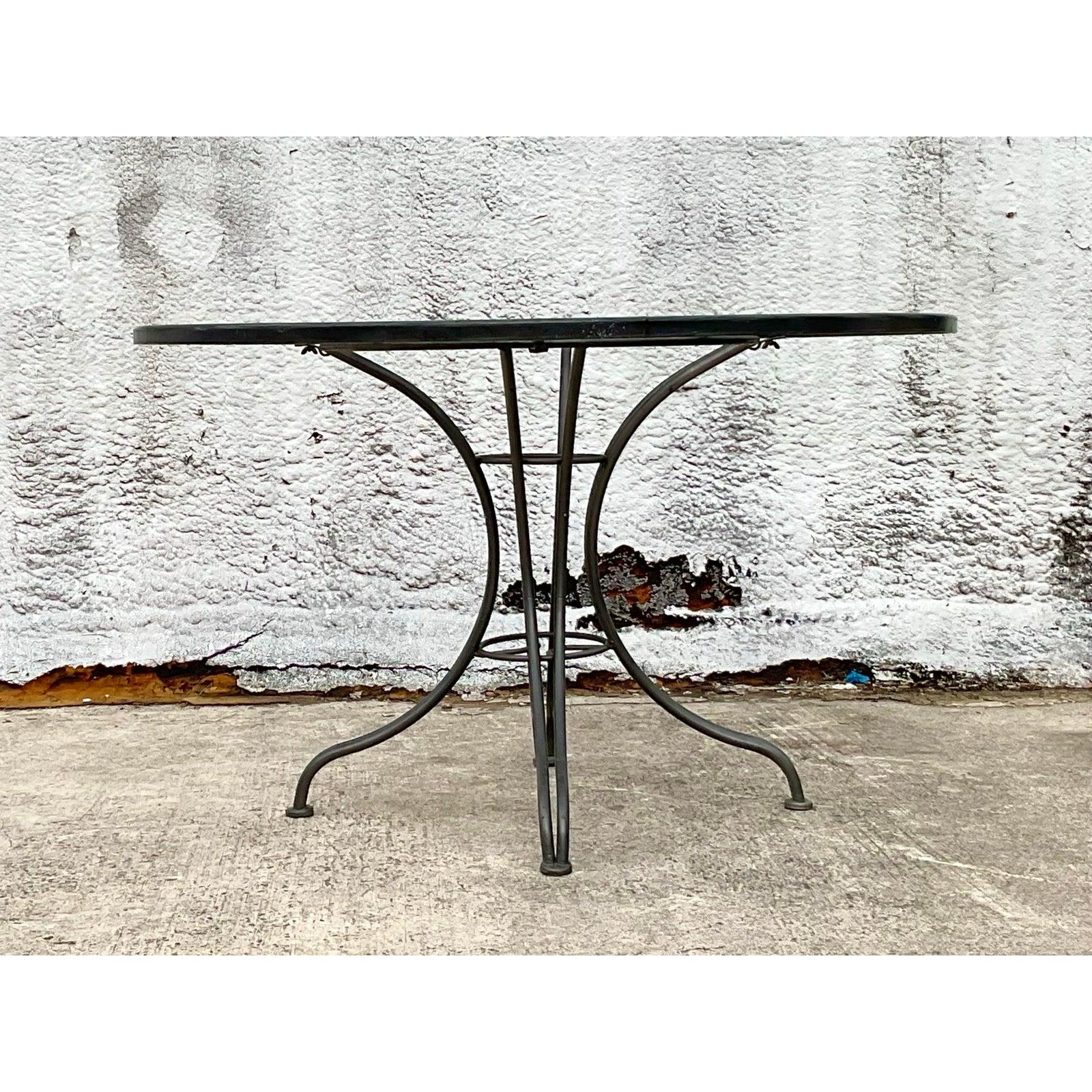 Mesa de comedor de hierro forjado negro de mediados del siglo XX según Russell Woodard Hierro forjado en venta