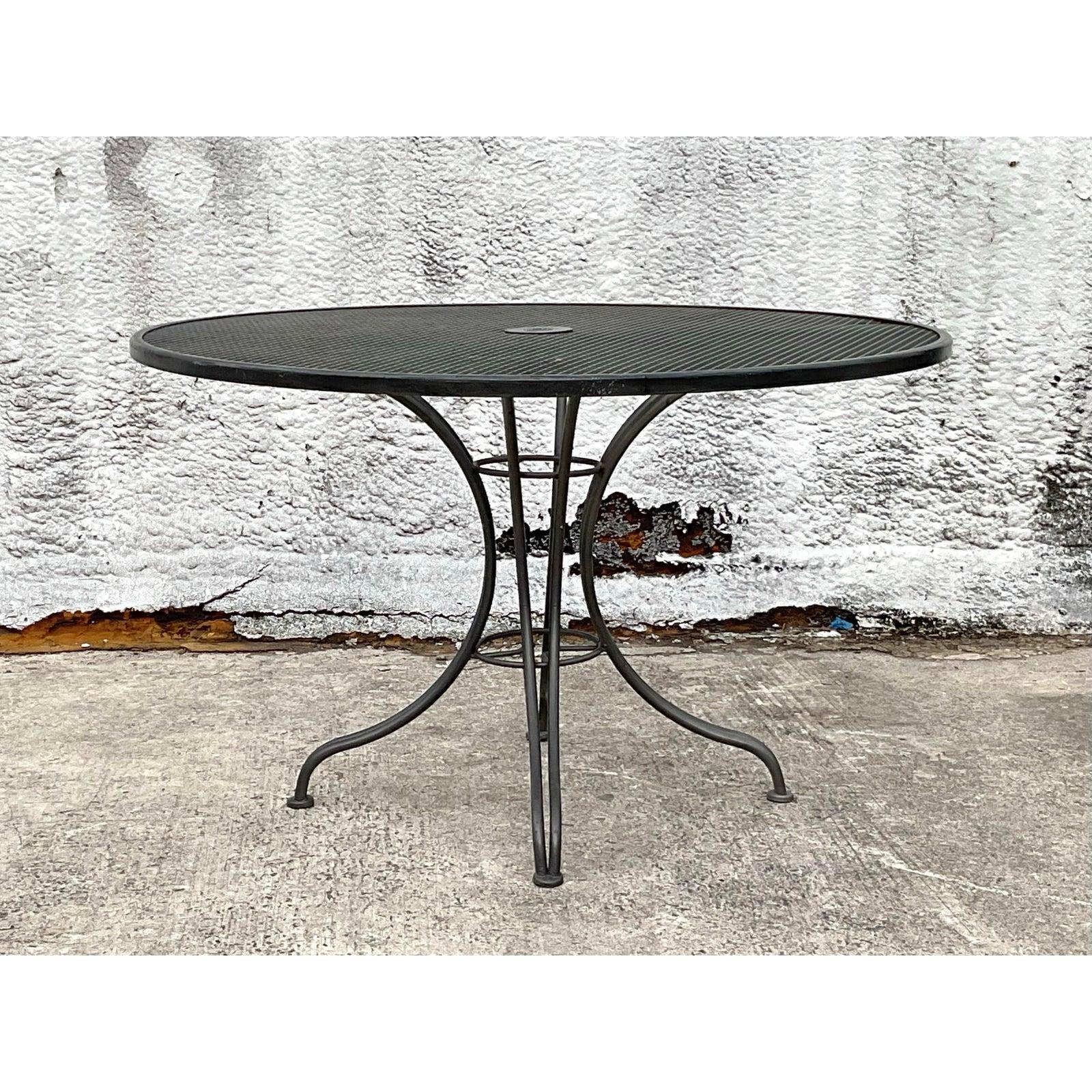Mesa de comedor de hierro forjado negro de mediados del siglo XX según Russell Woodard en venta 3
