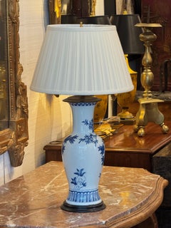 Lampe vase en porcelaine bleue et blanche à motif floral du milieu du 20e siècle