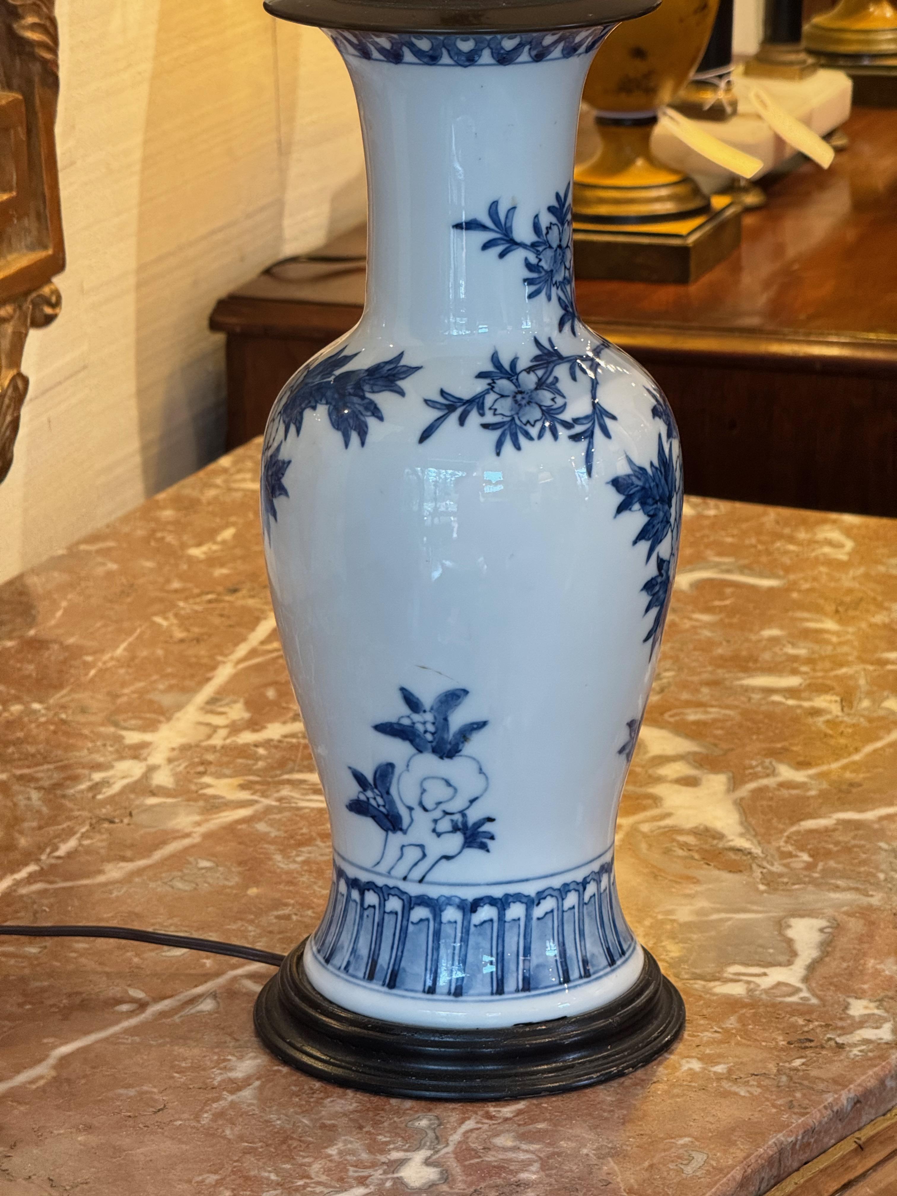 Chinese Mid 20th Century Blue and White Porcelain Vase Lamp With Floral Motif For Sale