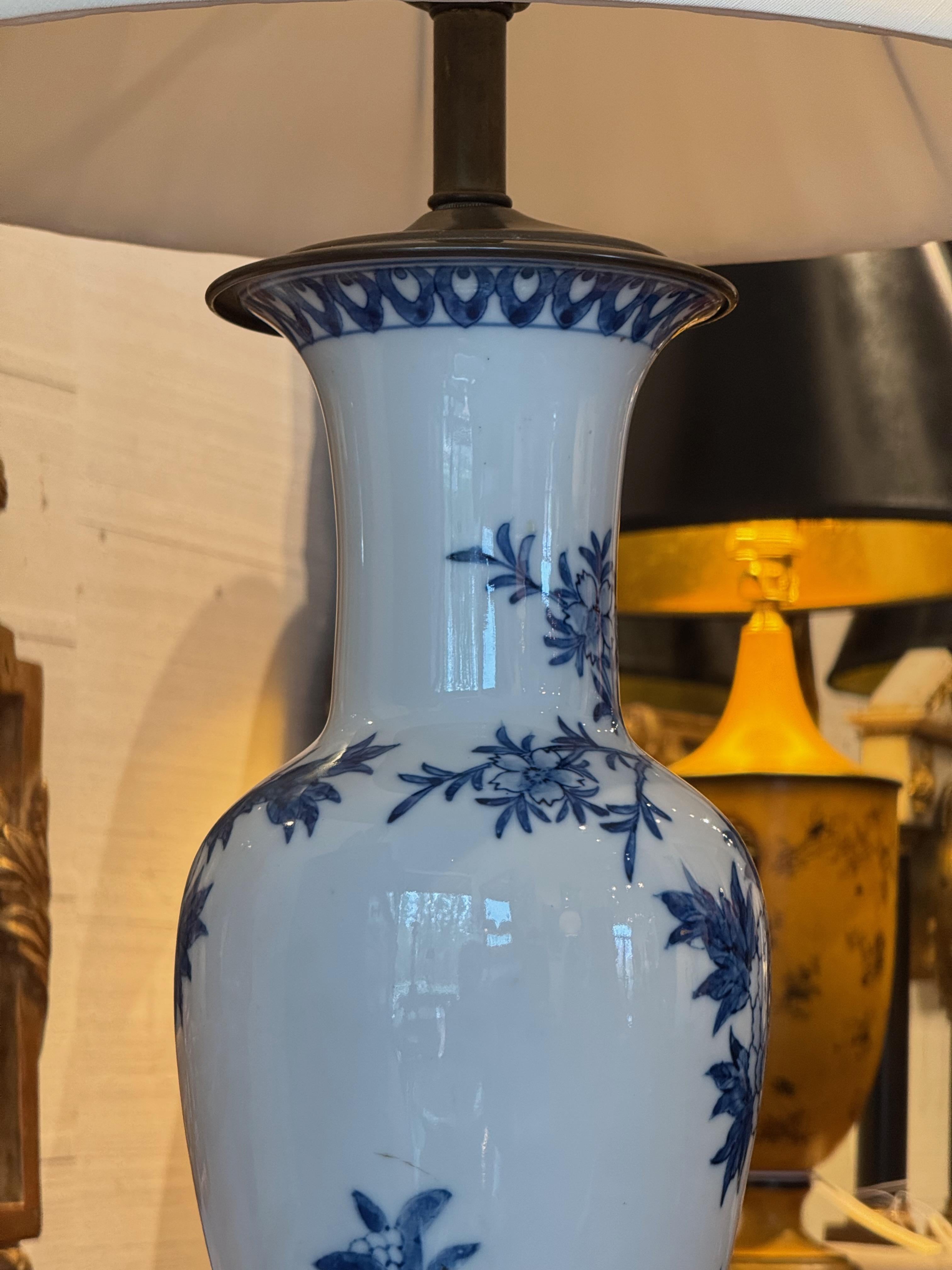 Mid 20th Century Blue and White Porcelain Vase Lamp With Floral Motif In Good Condition For Sale In Charlottesville, VA