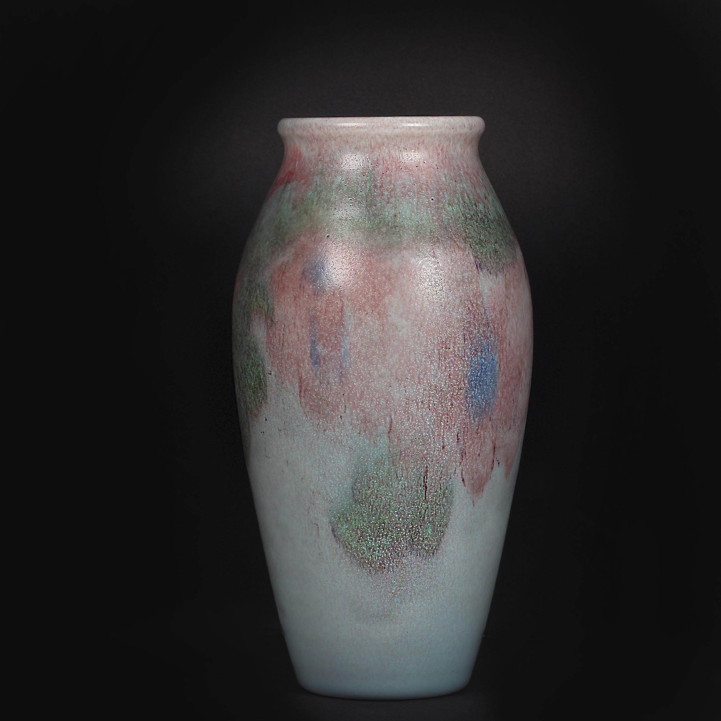 
Mid-20th Century Elegant Ceramic Vase – Gray/Blue with Unique Wash

A beautifully sculpted ceramic vase from the mid-20th century, this elegant piece combines timeless design with subtle artistic flair. Its soft gray-blue base color is accented by