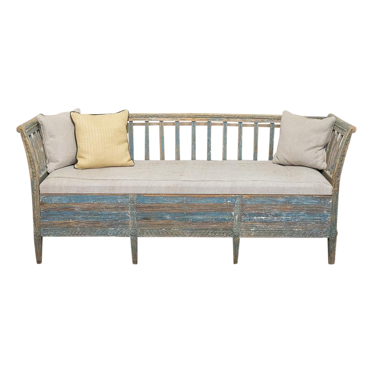 Grande tappeto decorativo berbero marocchino della metà del XX secolo. Decorazioni a rombi blu su fondo bianco. Ciascuna estremità è caratterizzata da un rivestimento piastrellato sovradimensionato.  

Altezza - 2 cm 
Larghezza - 149 cm