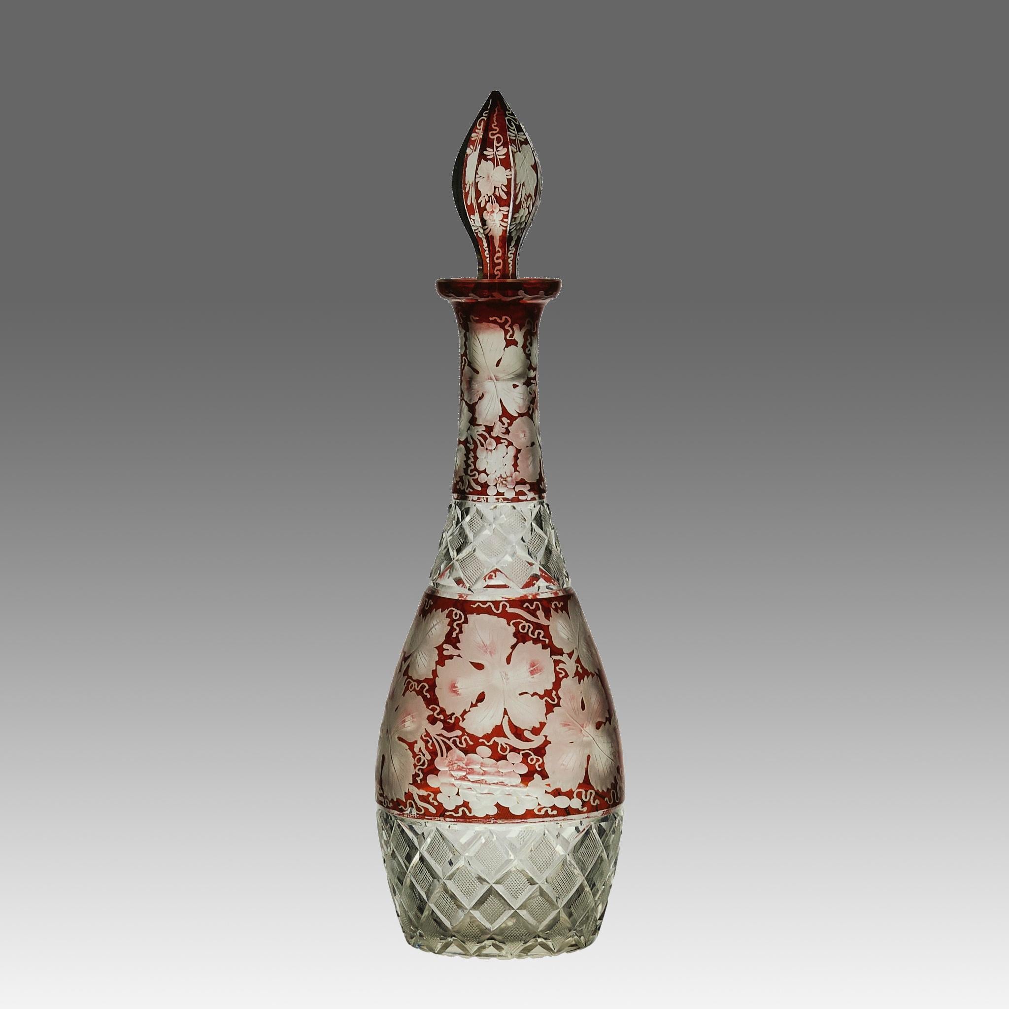 Une jolie carafe en verre de Bohème du milieu du 20e siècle, d'un rouge profond, gravée de motifs décoratifs, avec une base taillée en étoile et un bouchon assorti.

INFORMATIONS COMPLÉMENTAIRES
Hauteur :                                      33 cm  