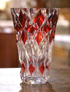 Jarrón de cristal tallado a transparente rojo rubí de Bohemia de mediados del siglo XX