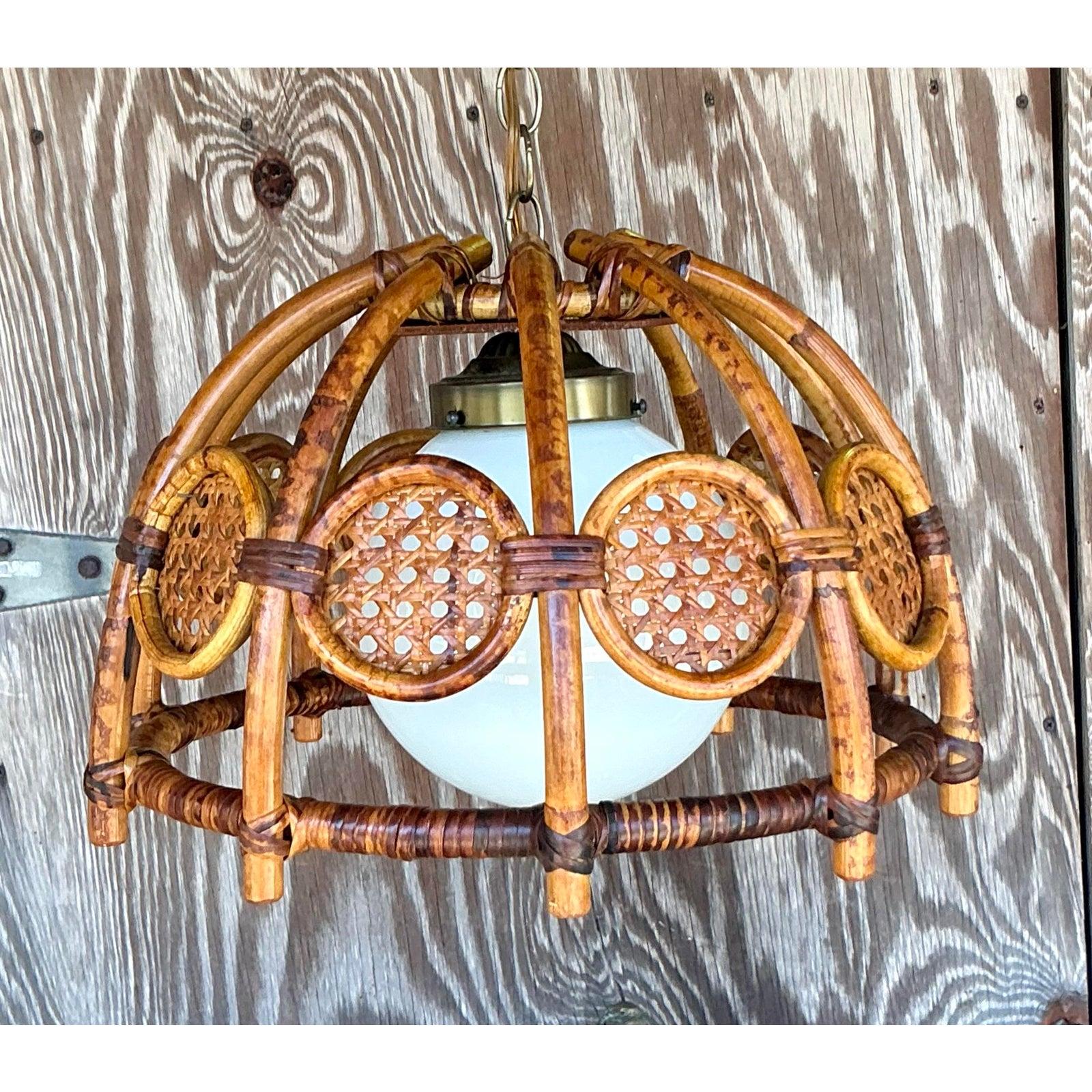 Mid-Century moderno Lampadario di bambù e canne piegate Boho della metà del XX secolo in vendita