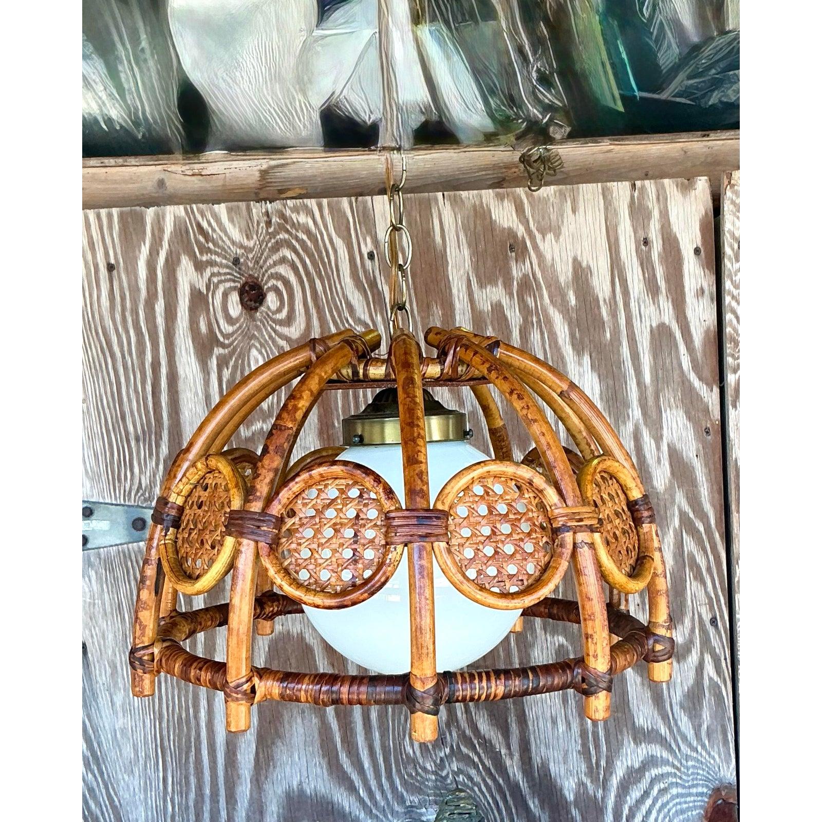 Lampadario di bambù e canne piegate Boho della metà del XX secolo In condizioni buone in vendita a West Palm Beach, FL