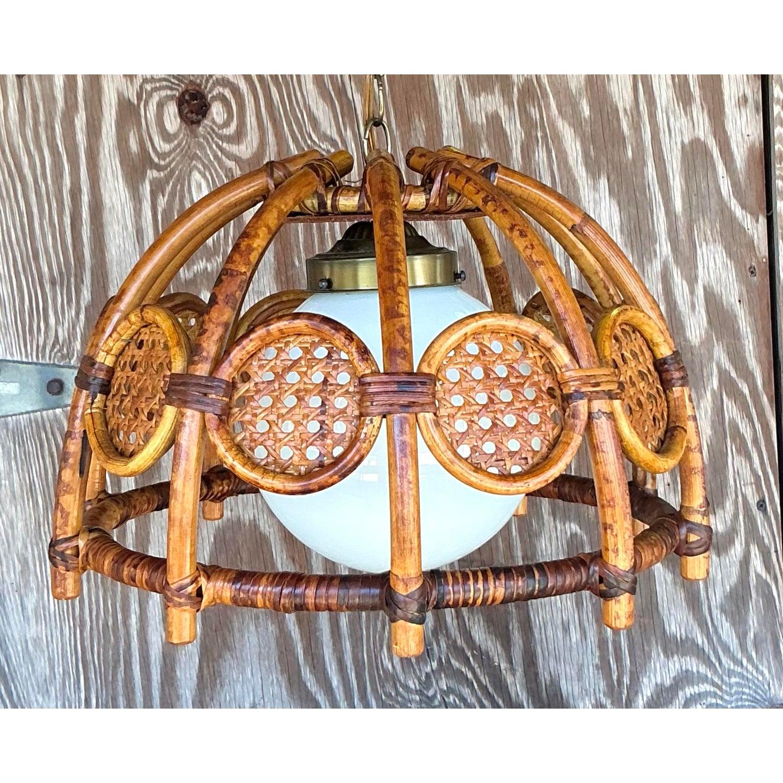 Lampadario di bambù e canne piegate Boho della metà del XX secolo in vendita 1
