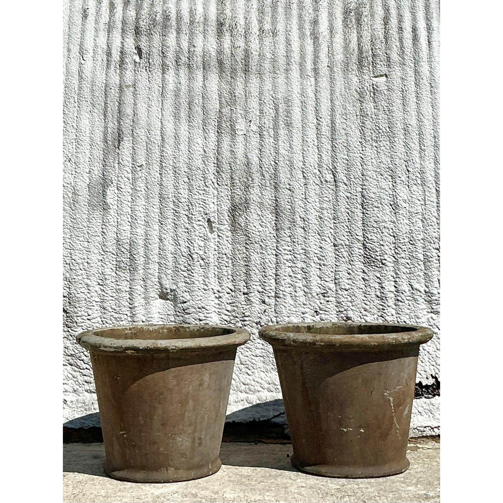 Dai un tocco di classe al tuo spazio interno o esterno con questa splendida coppia di vasi vintage boho in ceramica smaltata. Realizzate con una patina rustica e rovinata dalle intemperie, queste fioriere sostanziali emanano un carattere senza tempo