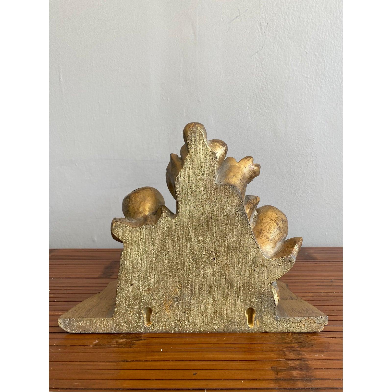 Dai un tocco di romanticismo d'altri tempi al tuo spazio con questa staffa vintage ornata in stile italiano per nature morte. Realizzato in resina e rifinito con una calda foglia d'oro antico, questo pezzo ricco di dettagli presenta una