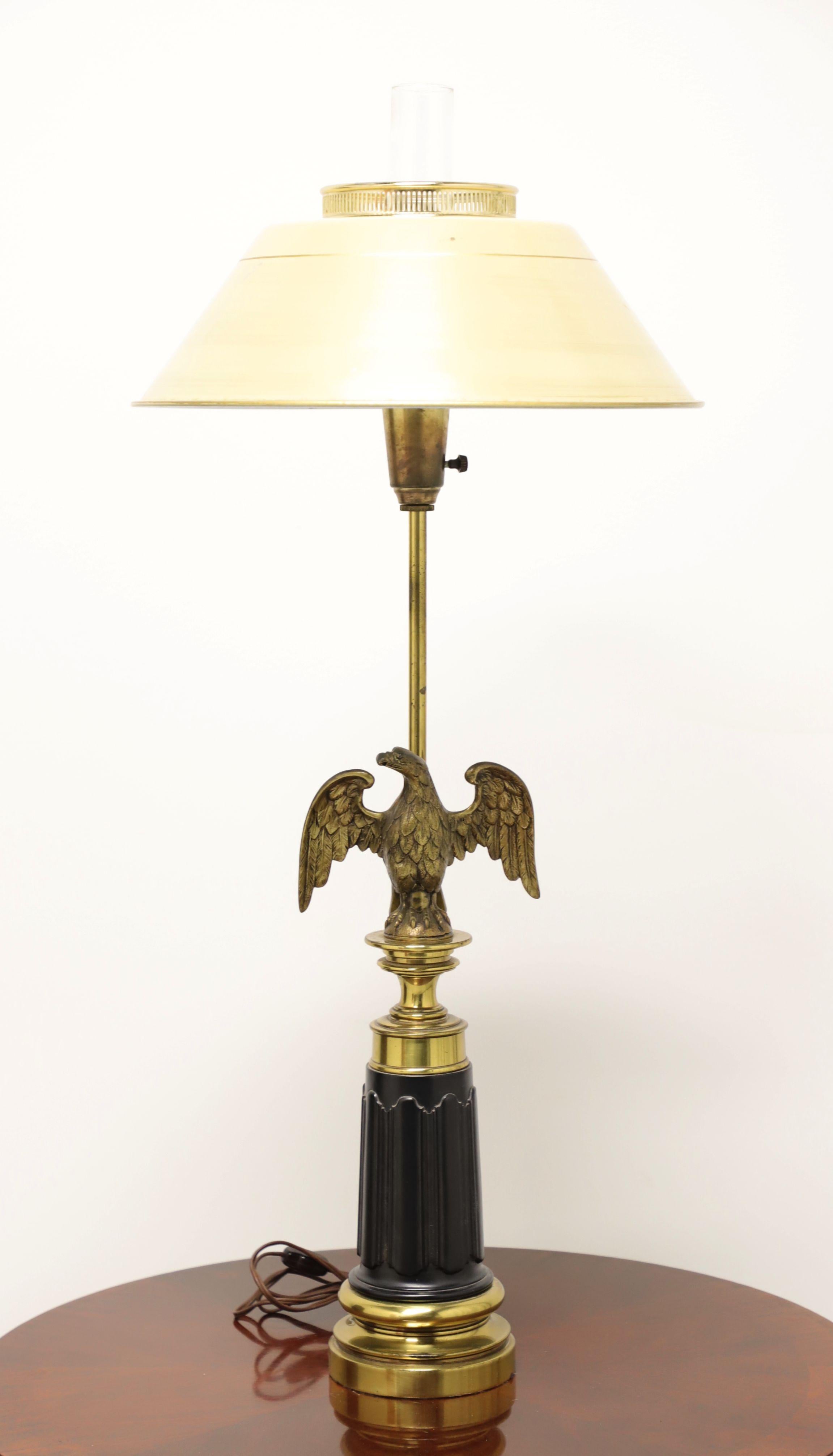 Lampe de bureau américaine en laiton avec aigle, milieu du XXe siècle en vente 3