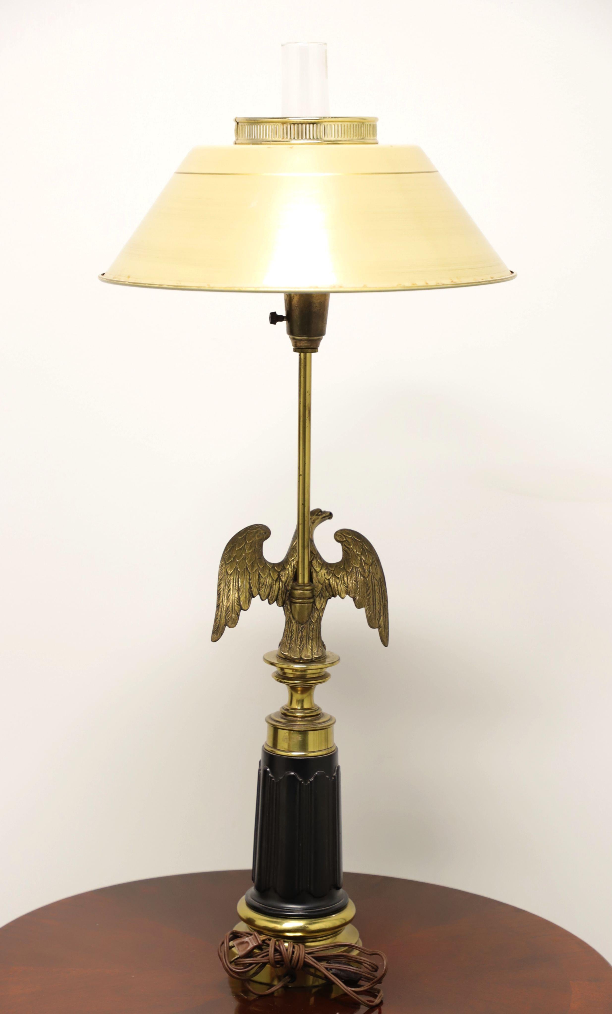 Colonial américain Lampe de bureau américaine en laiton avec aigle, milieu du XXe siècle en vente