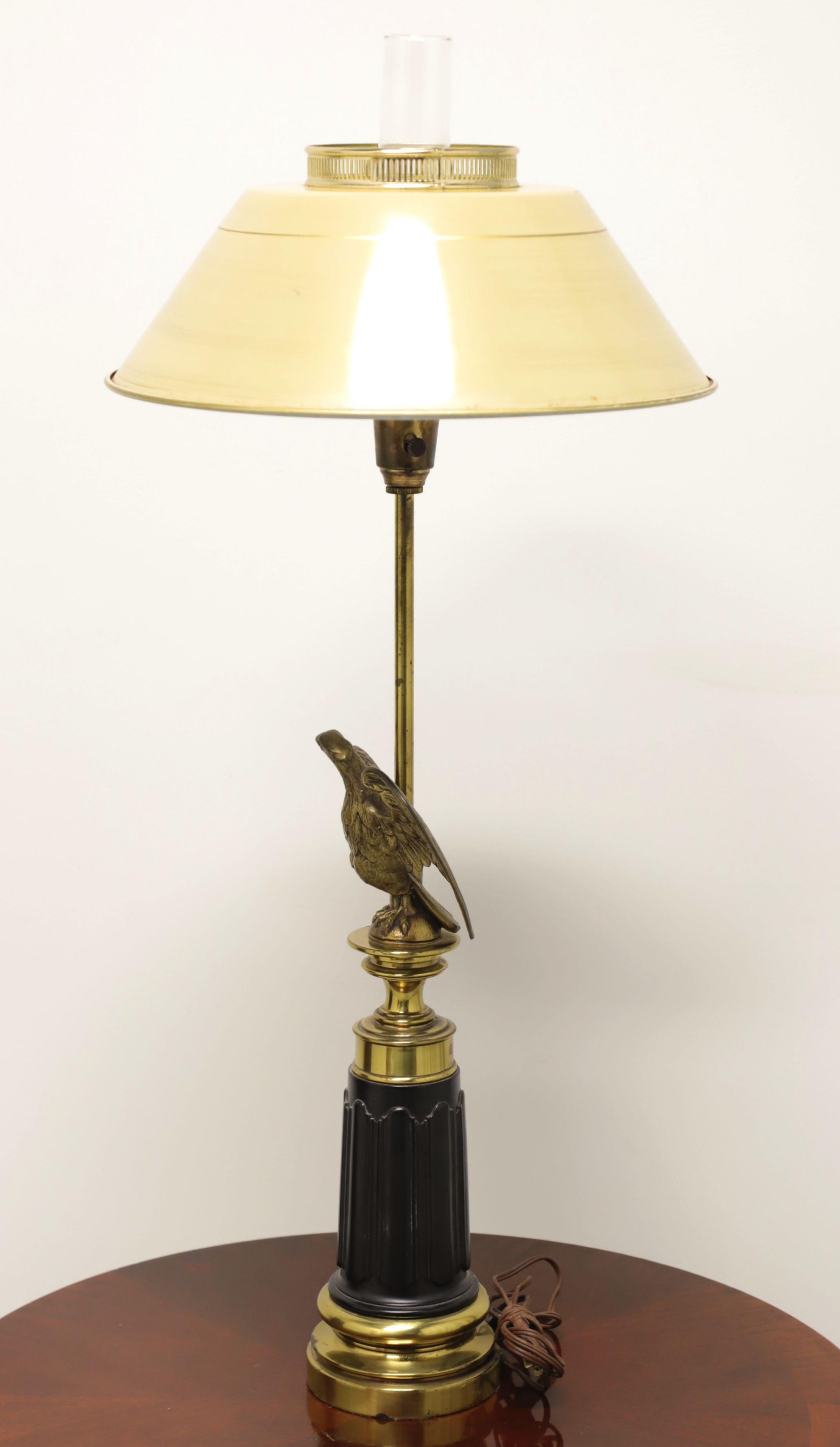 Américain Lampe de bureau américaine en laiton avec aigle, milieu du XXe siècle en vente