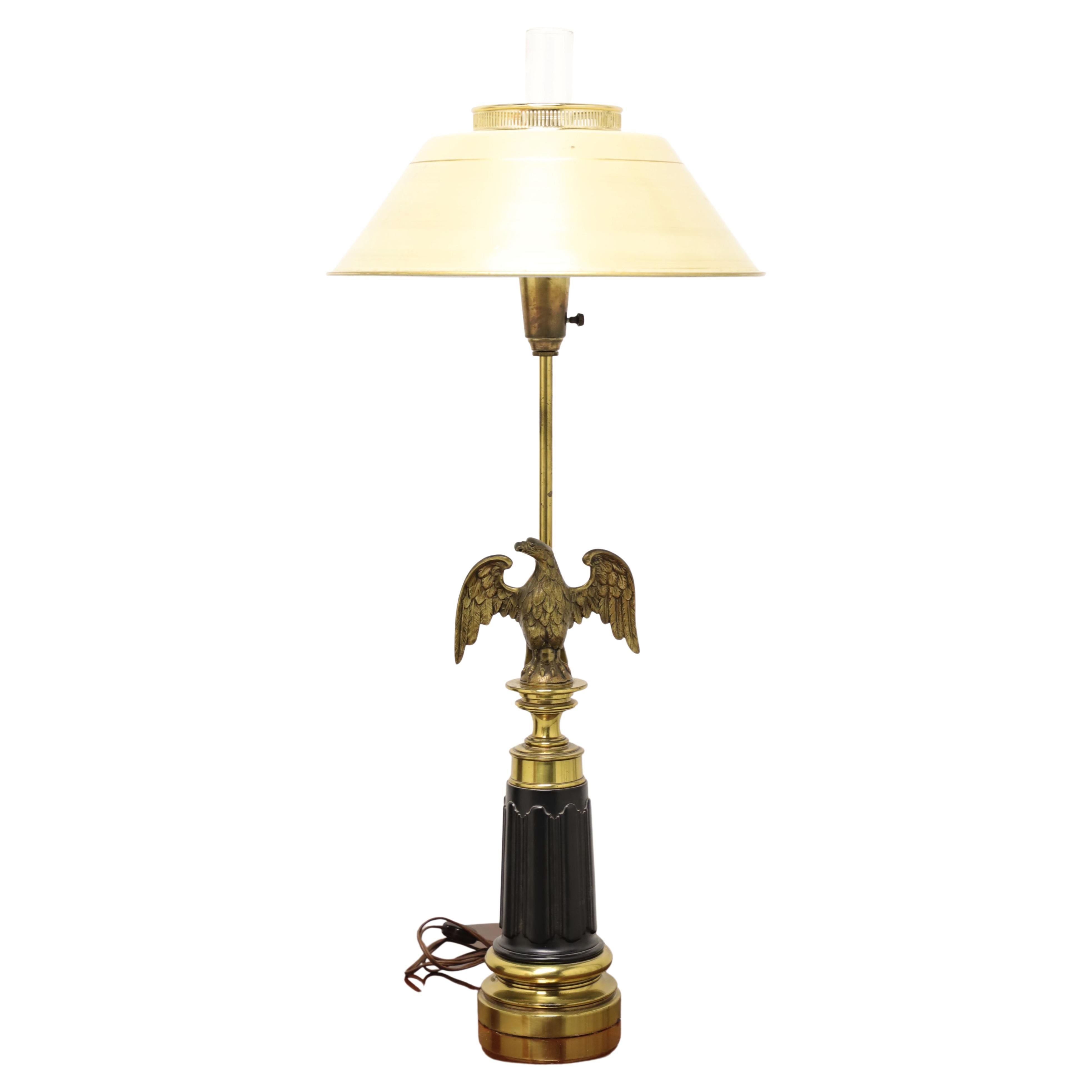 Lampe de bureau américaine en laiton avec aigle, milieu du XXe siècle en vente