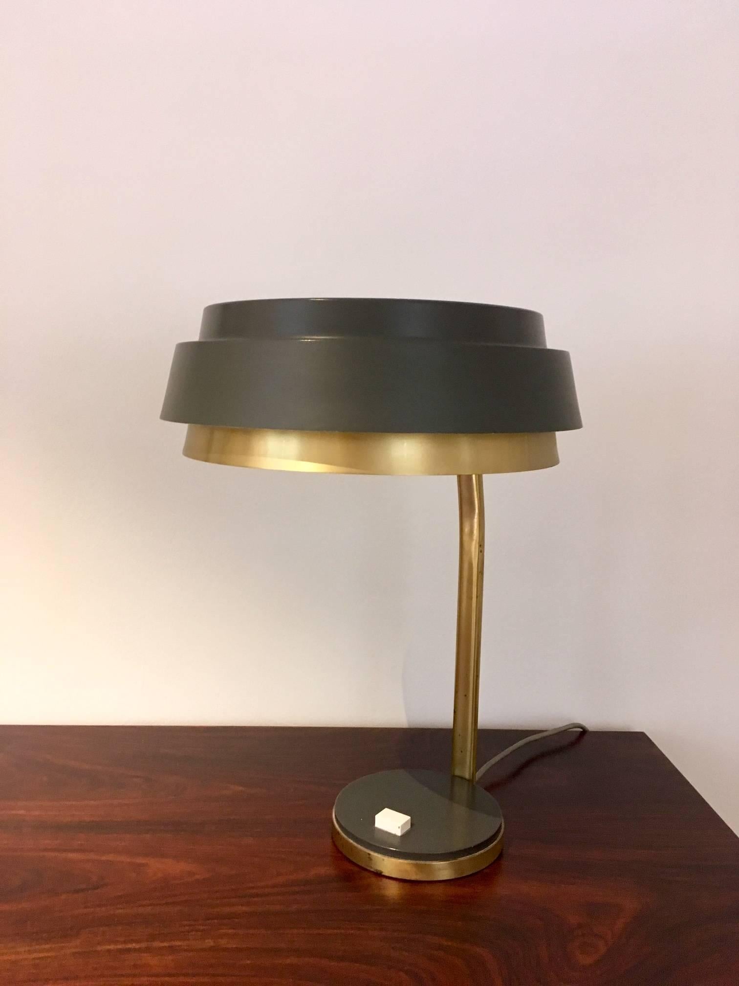 Table lamp from circa 1960s made in Sweden with brass and varnished metal. Minor age-related scratches and stains on brass.