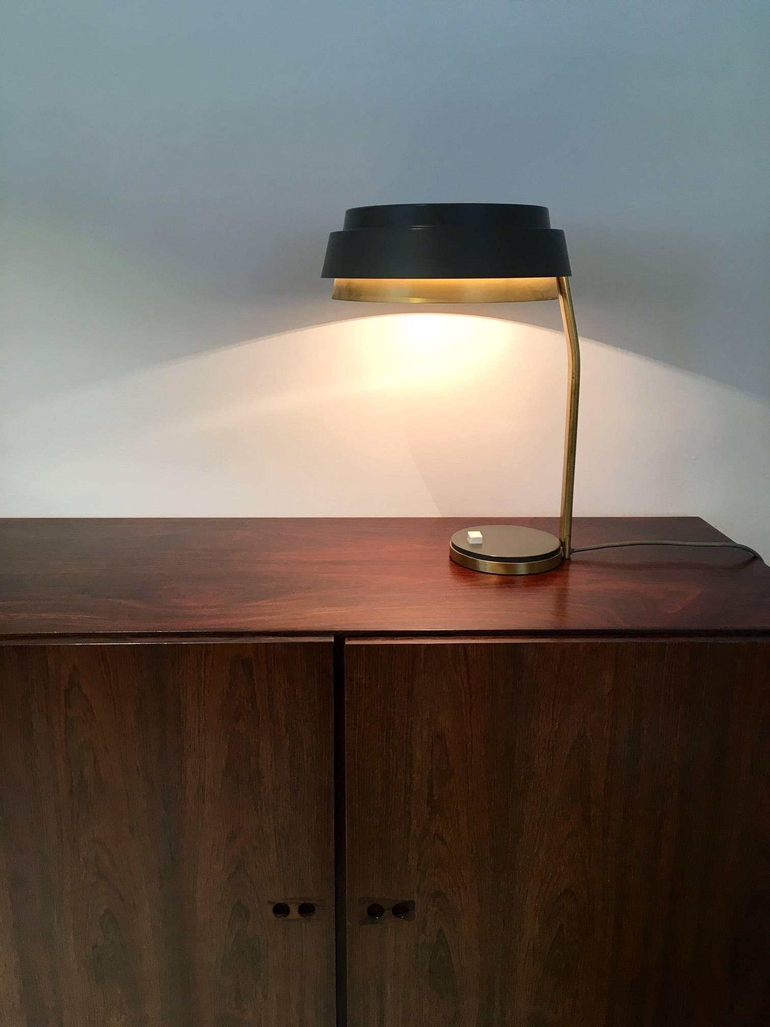 Varnished Mid-Century Modern Brass and Grey Colored Metal Table Lamp